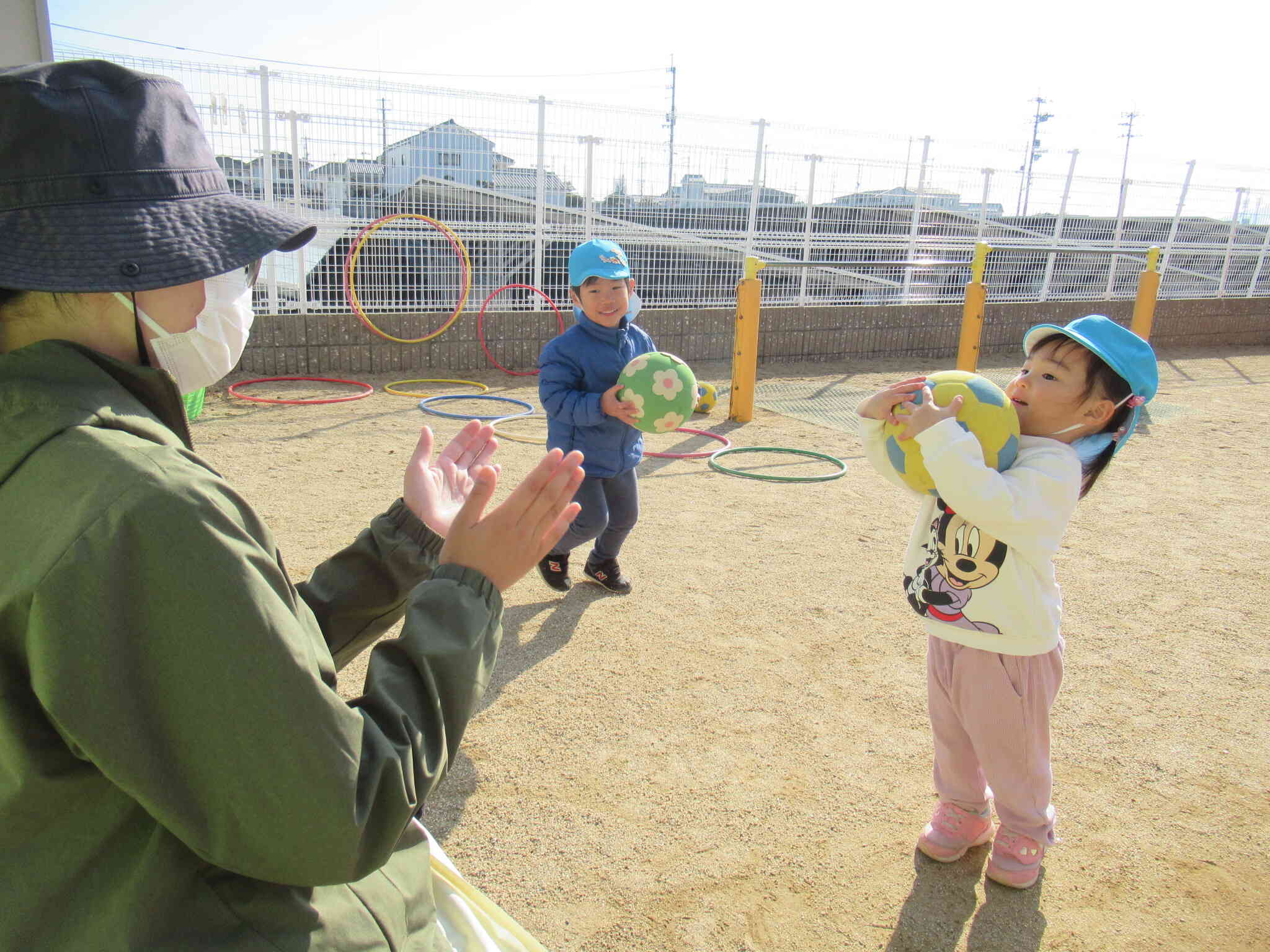 先生とボールで遊んだよ。「いくよーそれっ！」キャッチ！！この日初めてボールを受け止めることができました♡やったー！