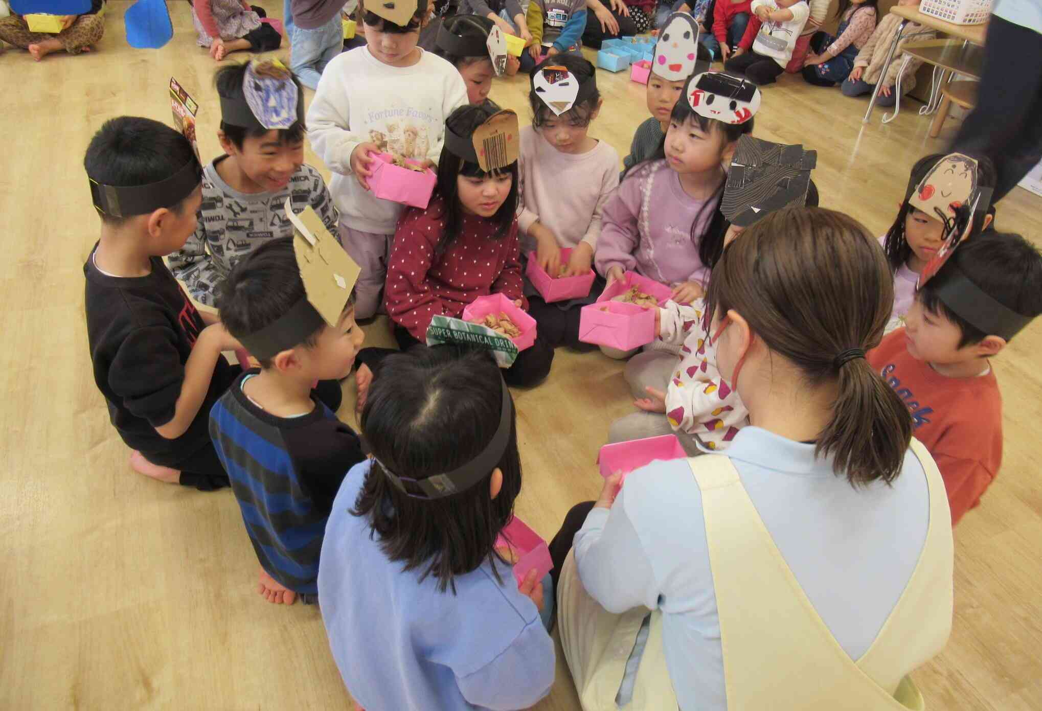 きりんぐみ(５歳児)のみんなは作戦会議中！「みんなで鬼にむかって豆を投げようね！エイエイオー！！」