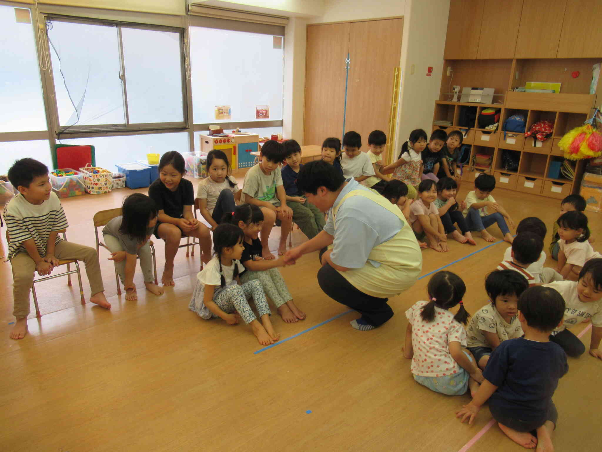 幼児クラスとのコミュニケーション・・握手