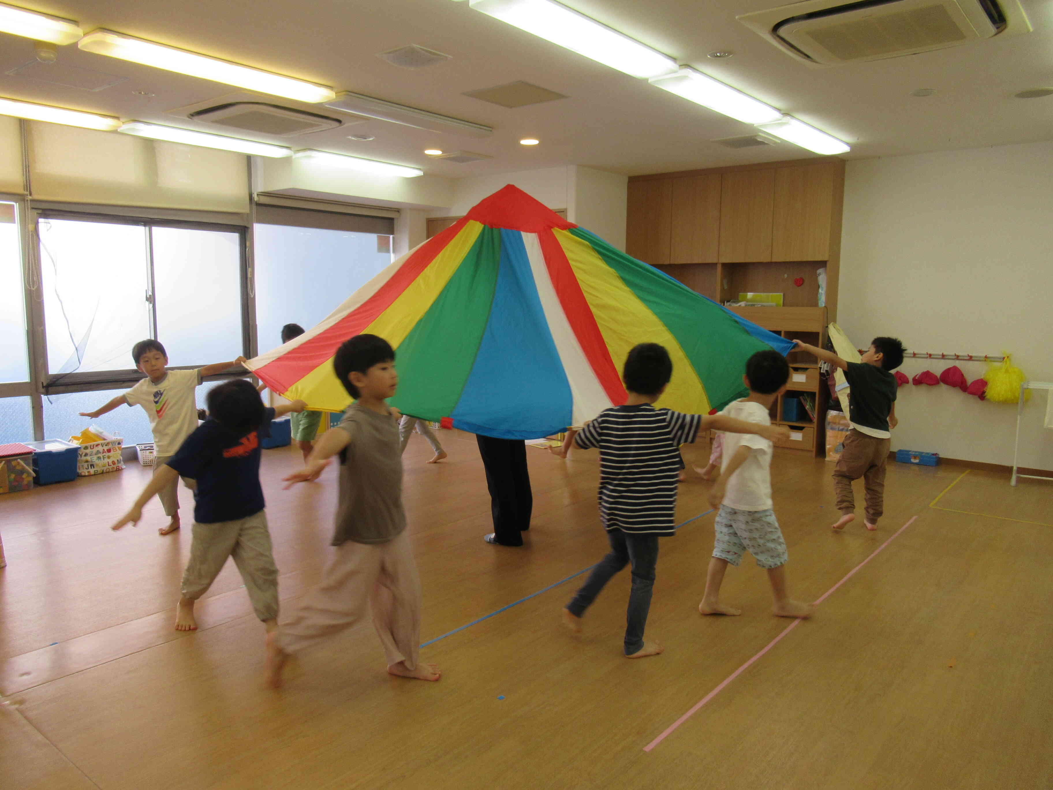 5歳児　運動会のパラバルーンを練習中