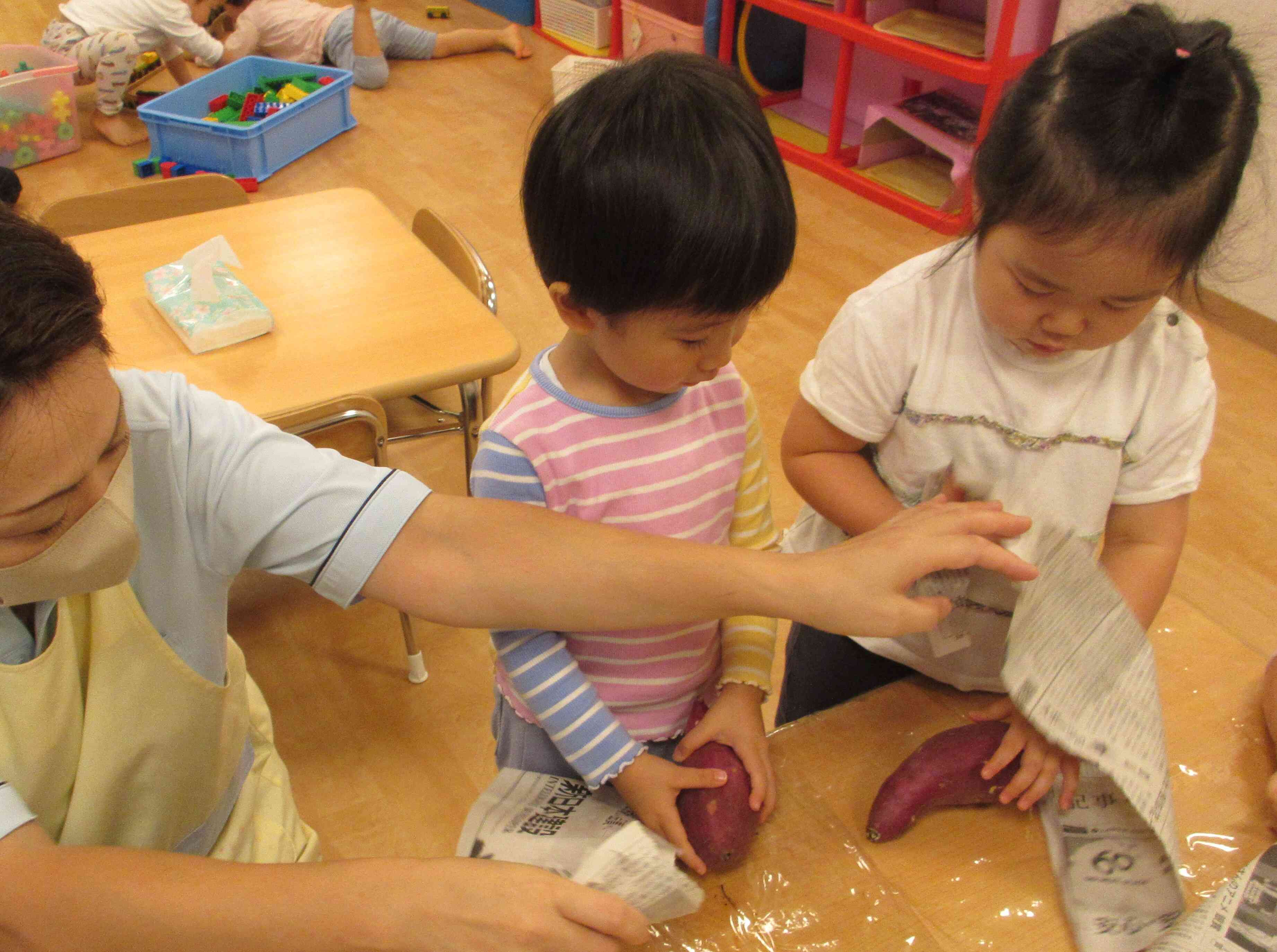 2歳児　あひる組　焼き芋づくり