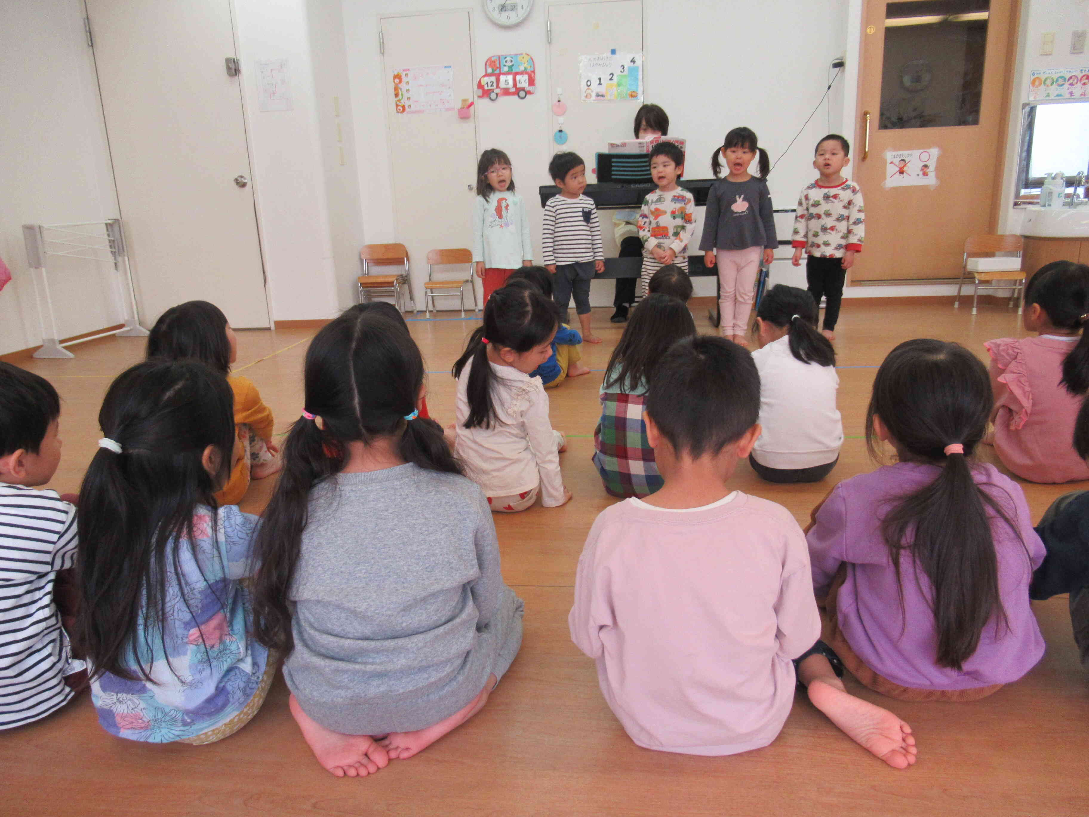 朝の会　幼児棟　　元気な歌声♪