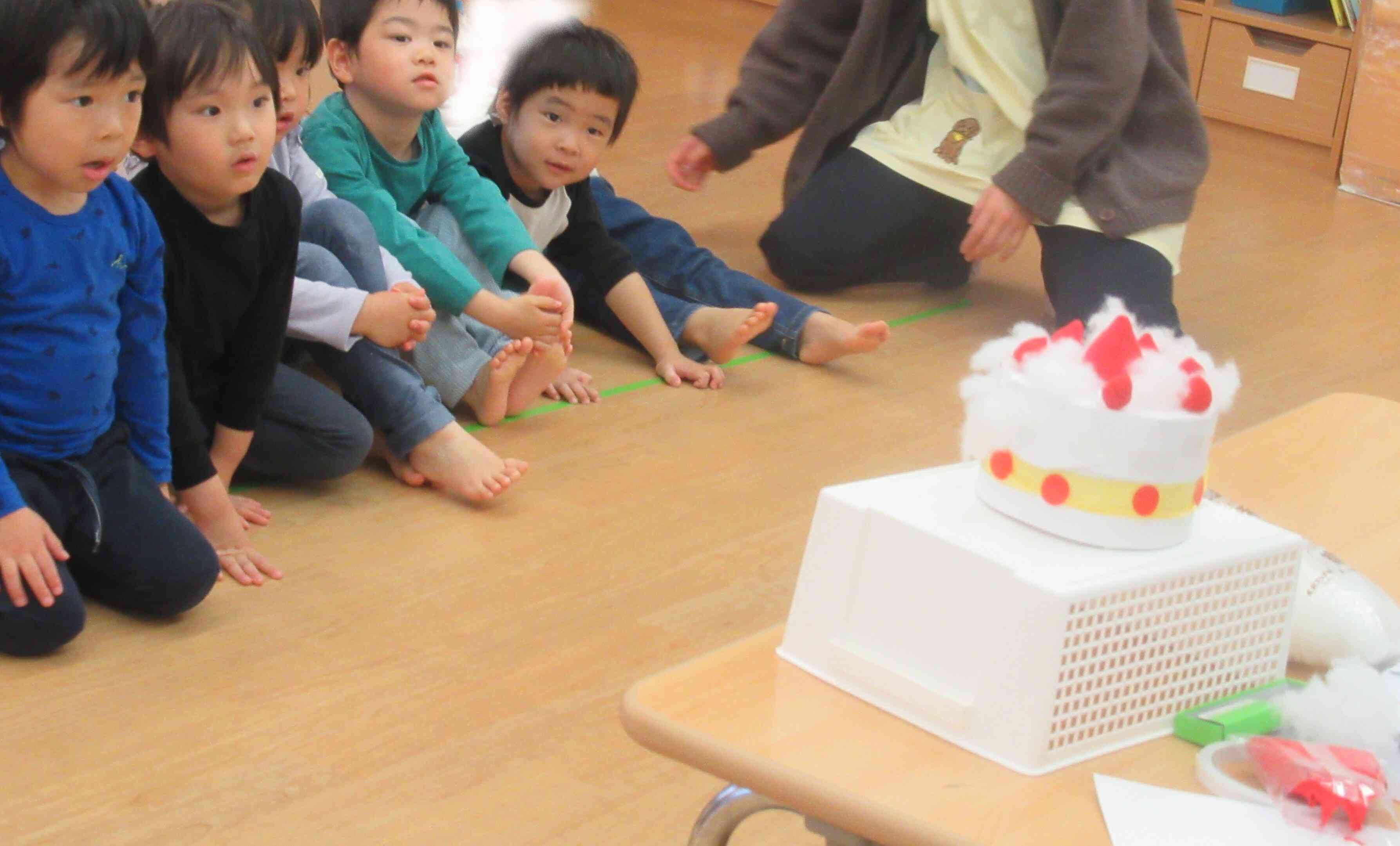 みんなで作ったケーキが完成！！かわいくできました。誕生児の子どもはケーキと写真撮影！