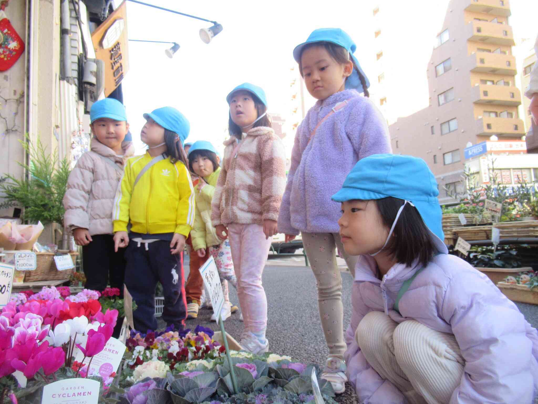 お花を買いに来た4歳児