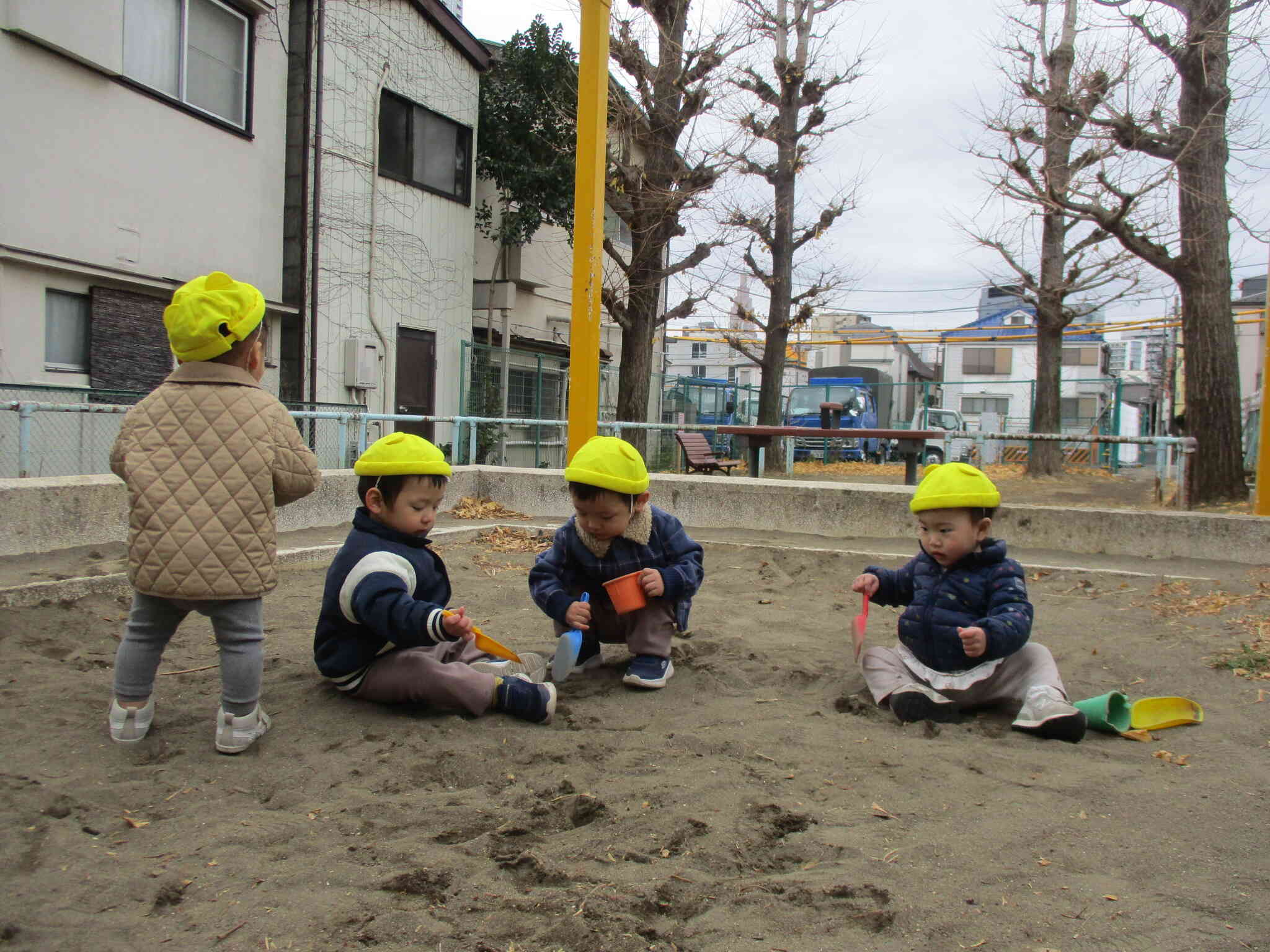 0歳児　ひよこ組　砂遊び