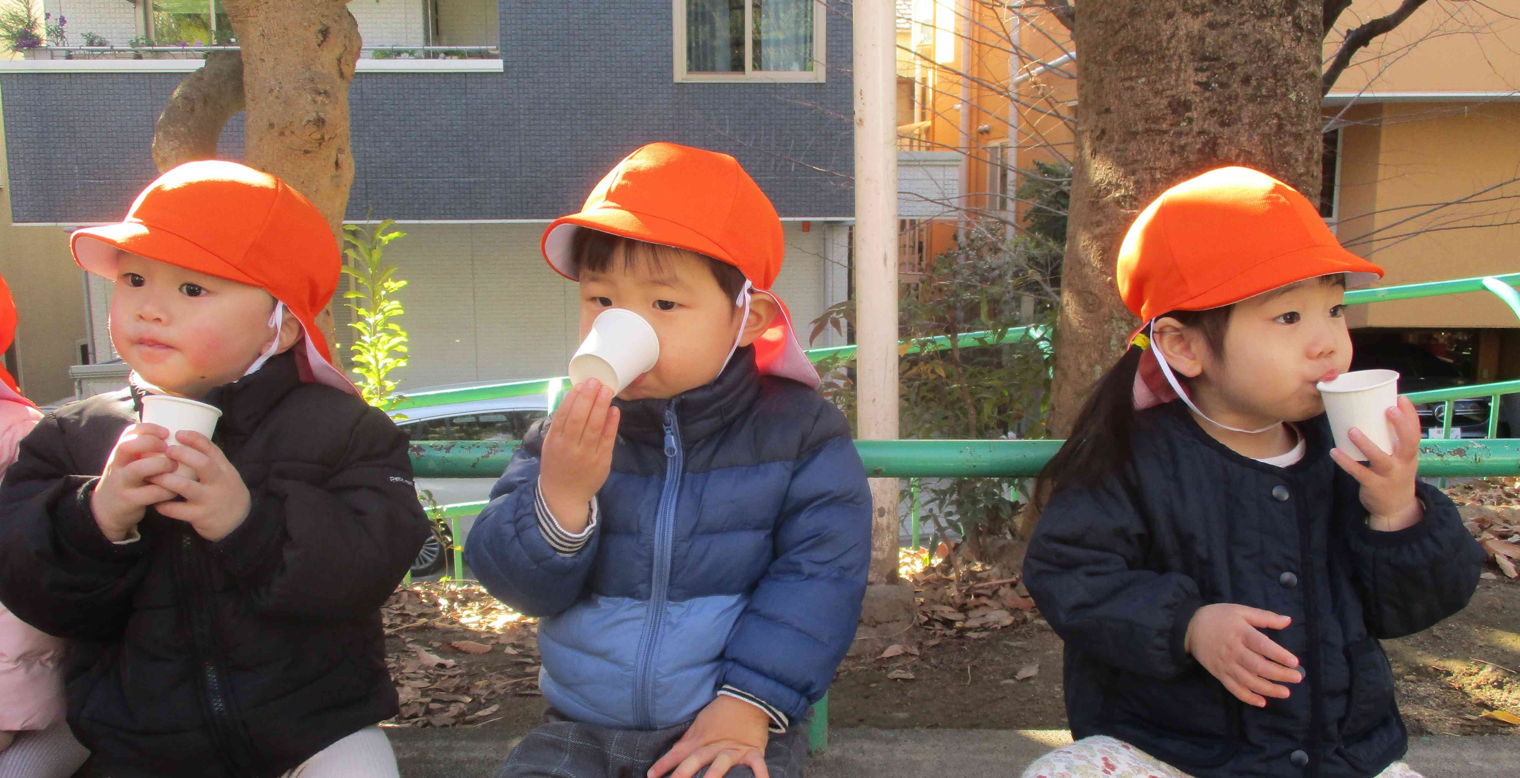 お茶を飲んで一休み　1歳児