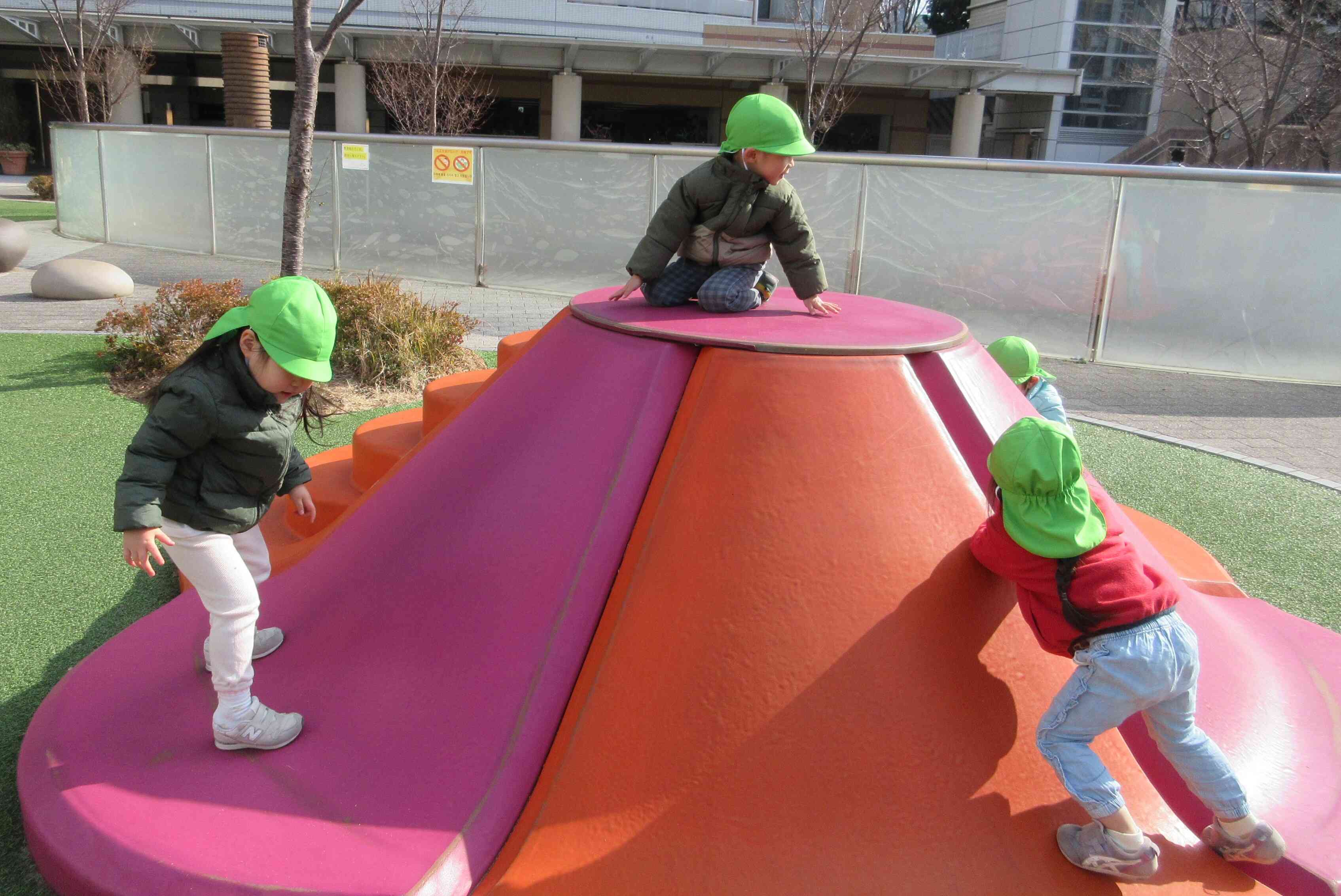 公園の遊具に挑戦　２歳児