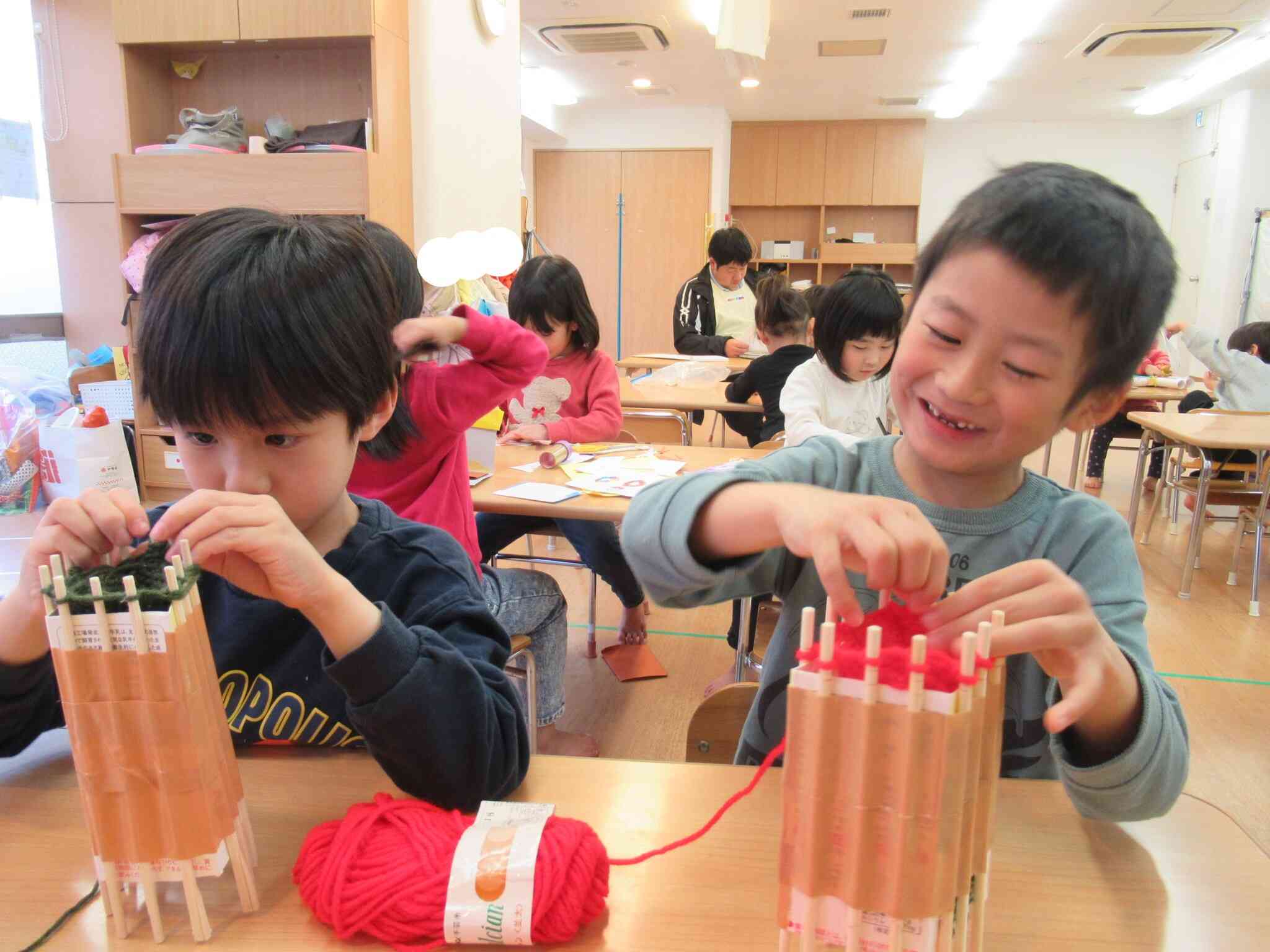 5歳児　編み物に挑戦中♪