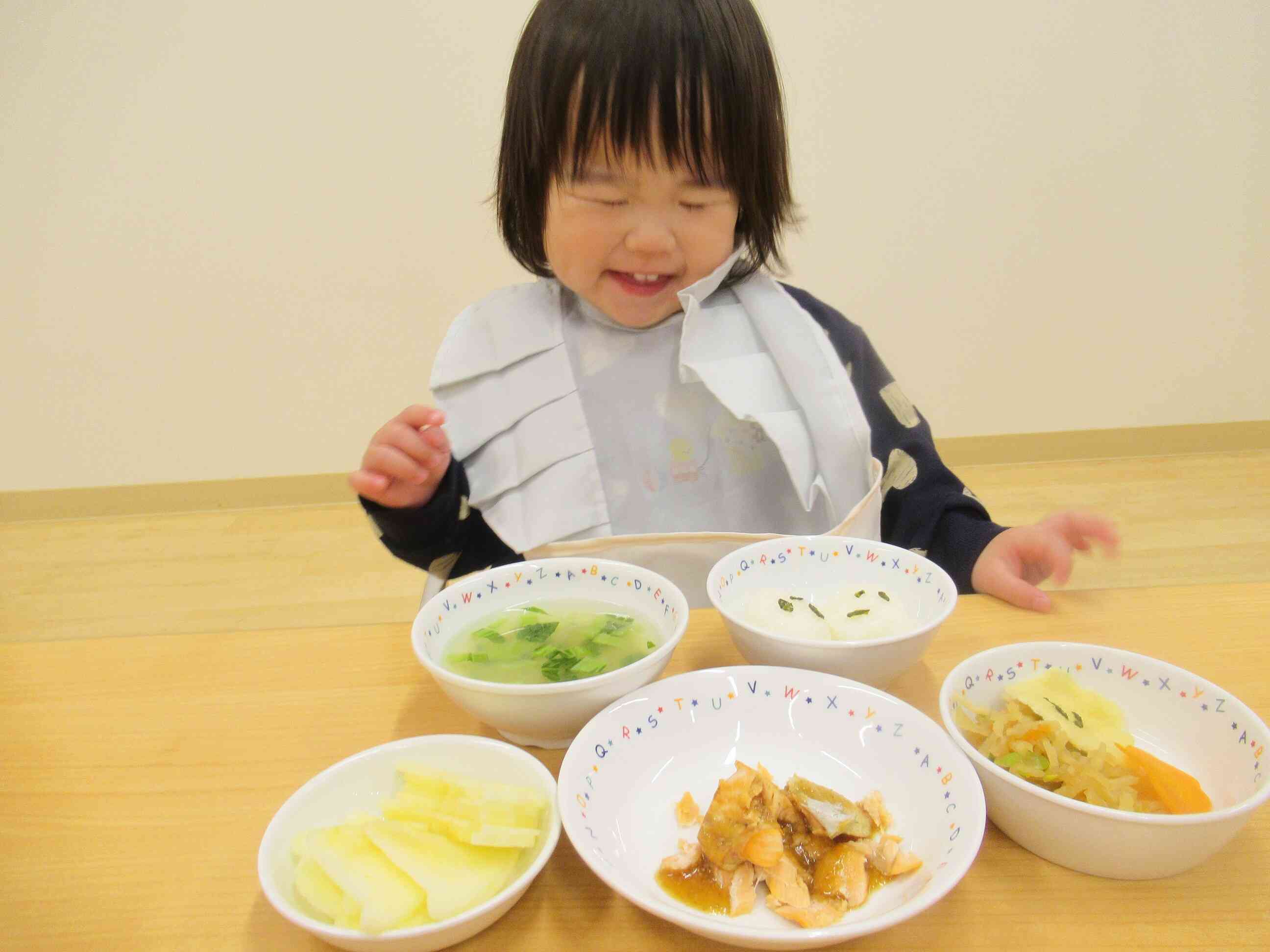 給食うれしいな。