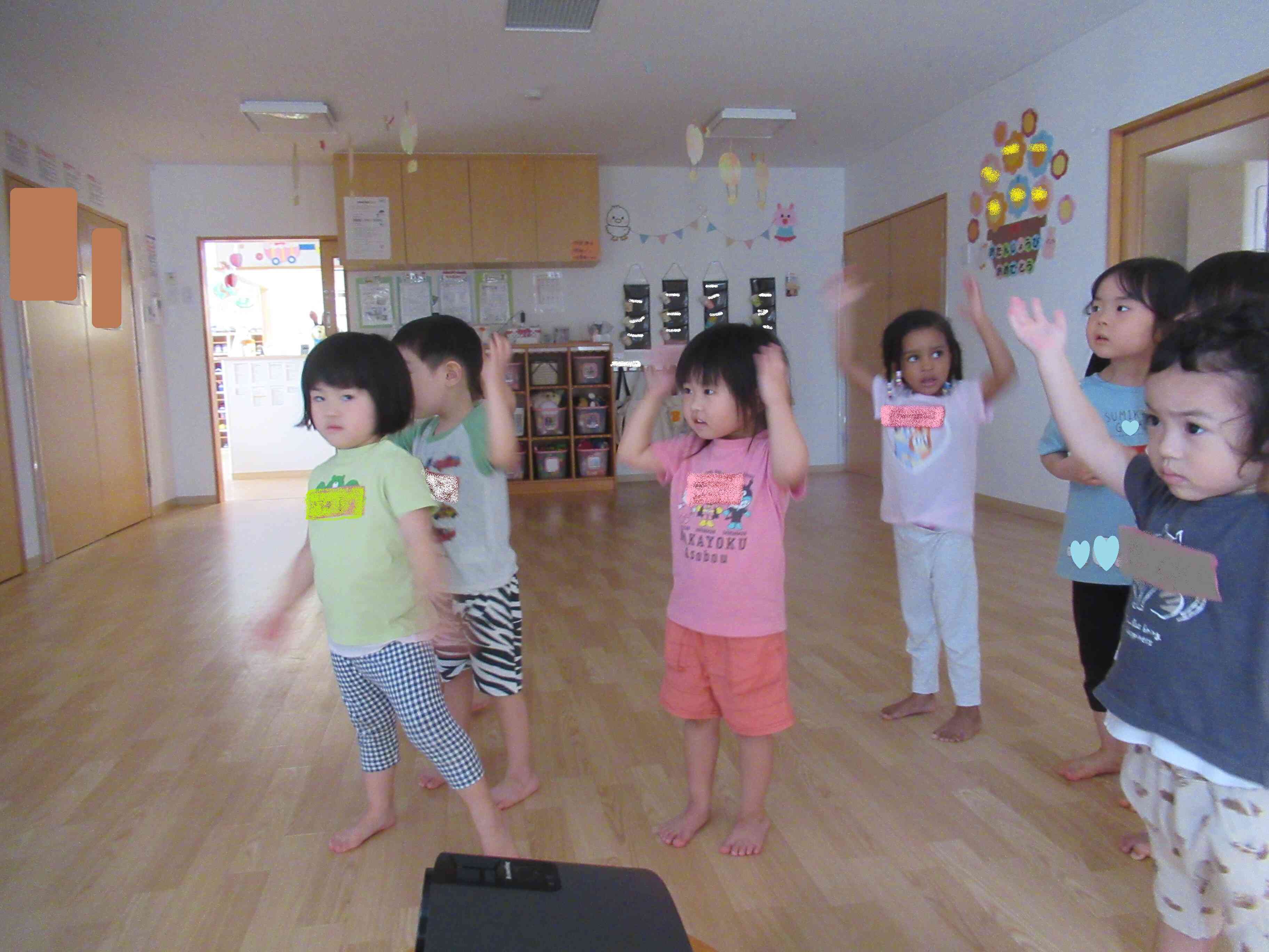 『頭肩ひざポン』も踊りました。だんだんテンポが速くなり、子ども達の表情も真剣になっていきます