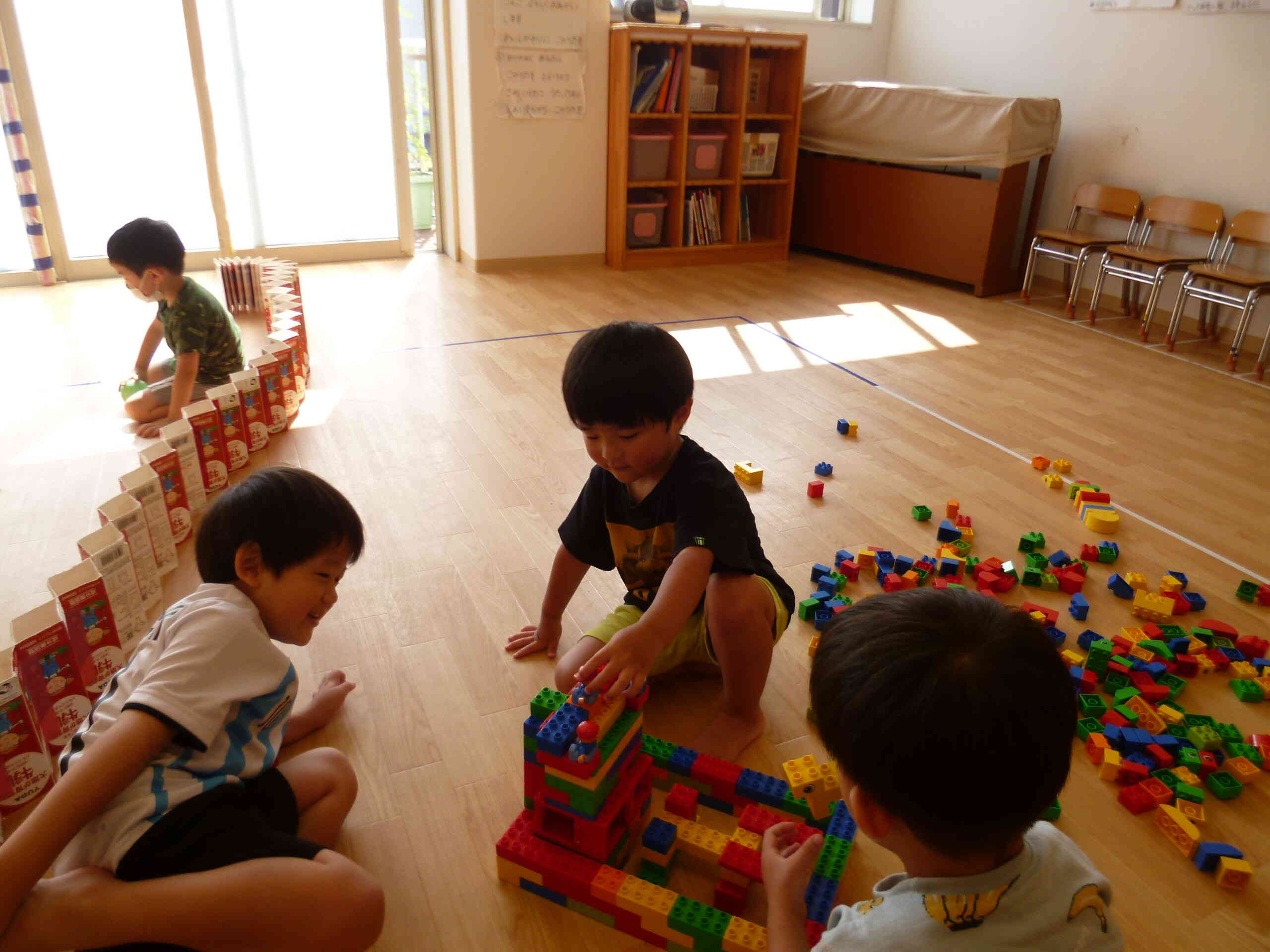 お部屋で遊んでいるお友達です。仲良くブロックでお家を作っている様子を撮ってくれました。