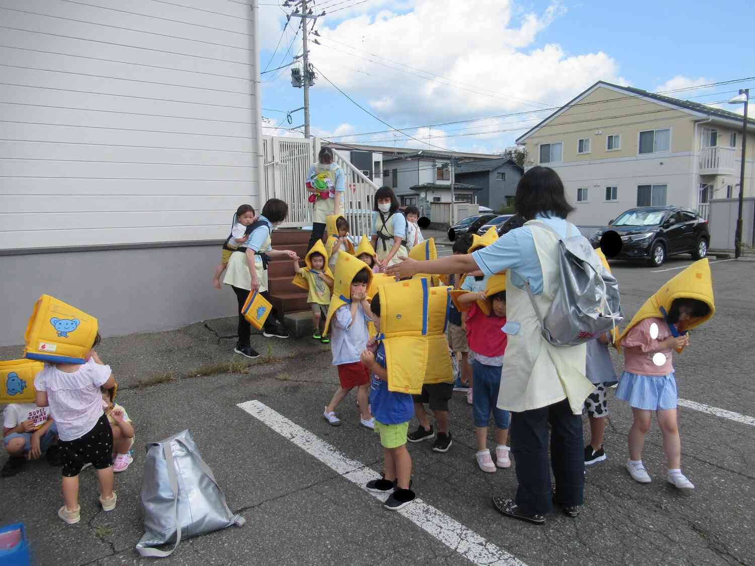 避難場所でクラスごとに並びます。