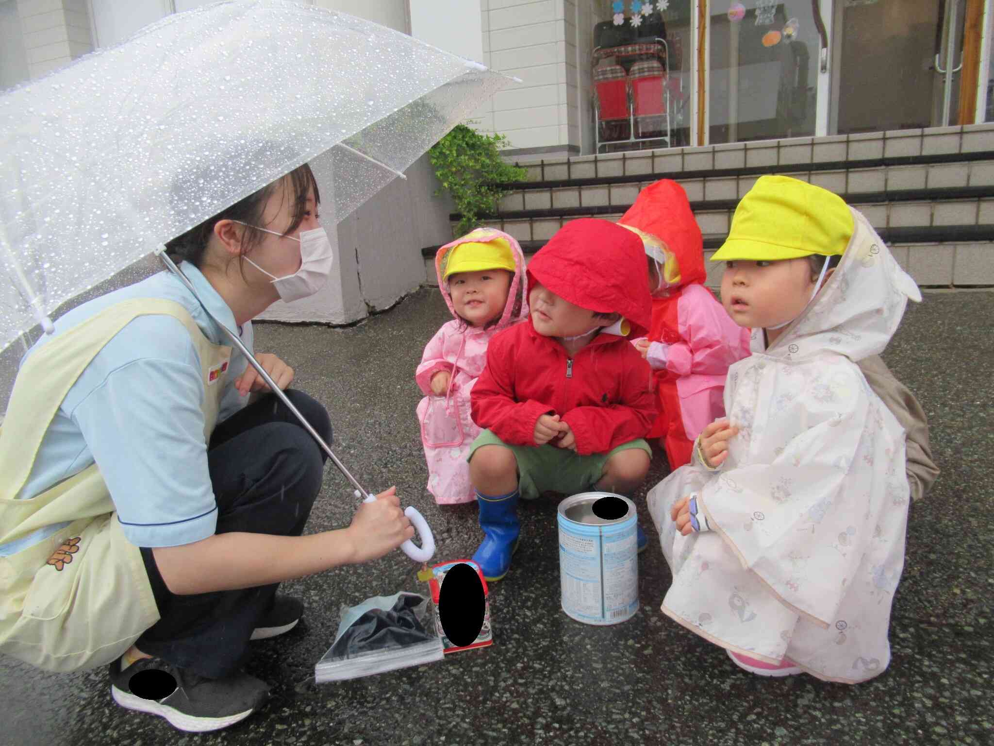 雨の音を聴きました。たくさん降る雨に大喜びでした。