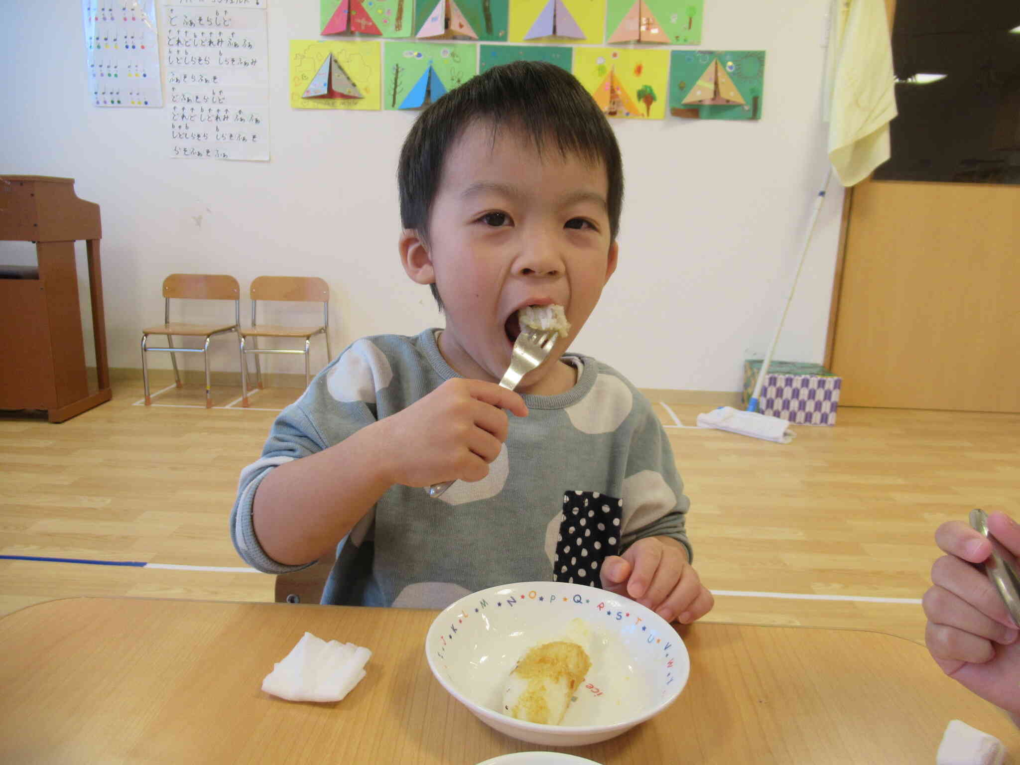 あーんと大きなお口で食べていておいしそうですね