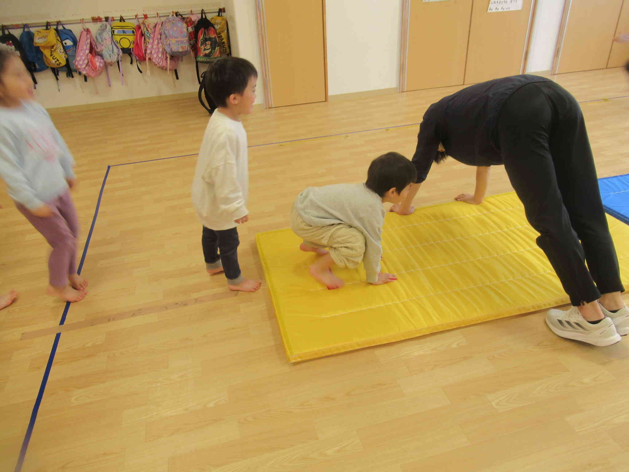 先生のトンネルです。上手に通れるかな