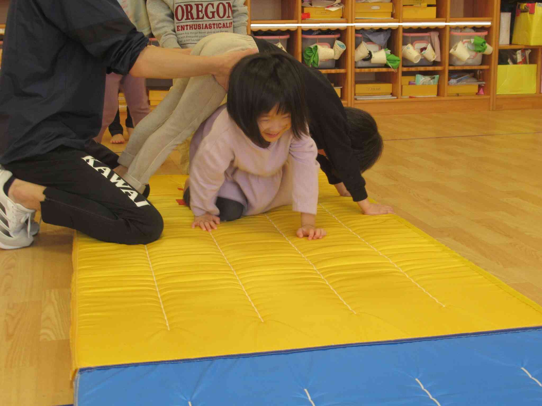 お友達のトンネルも通ります。先生のよりも小さいから当たらないように気を付けて通っていました