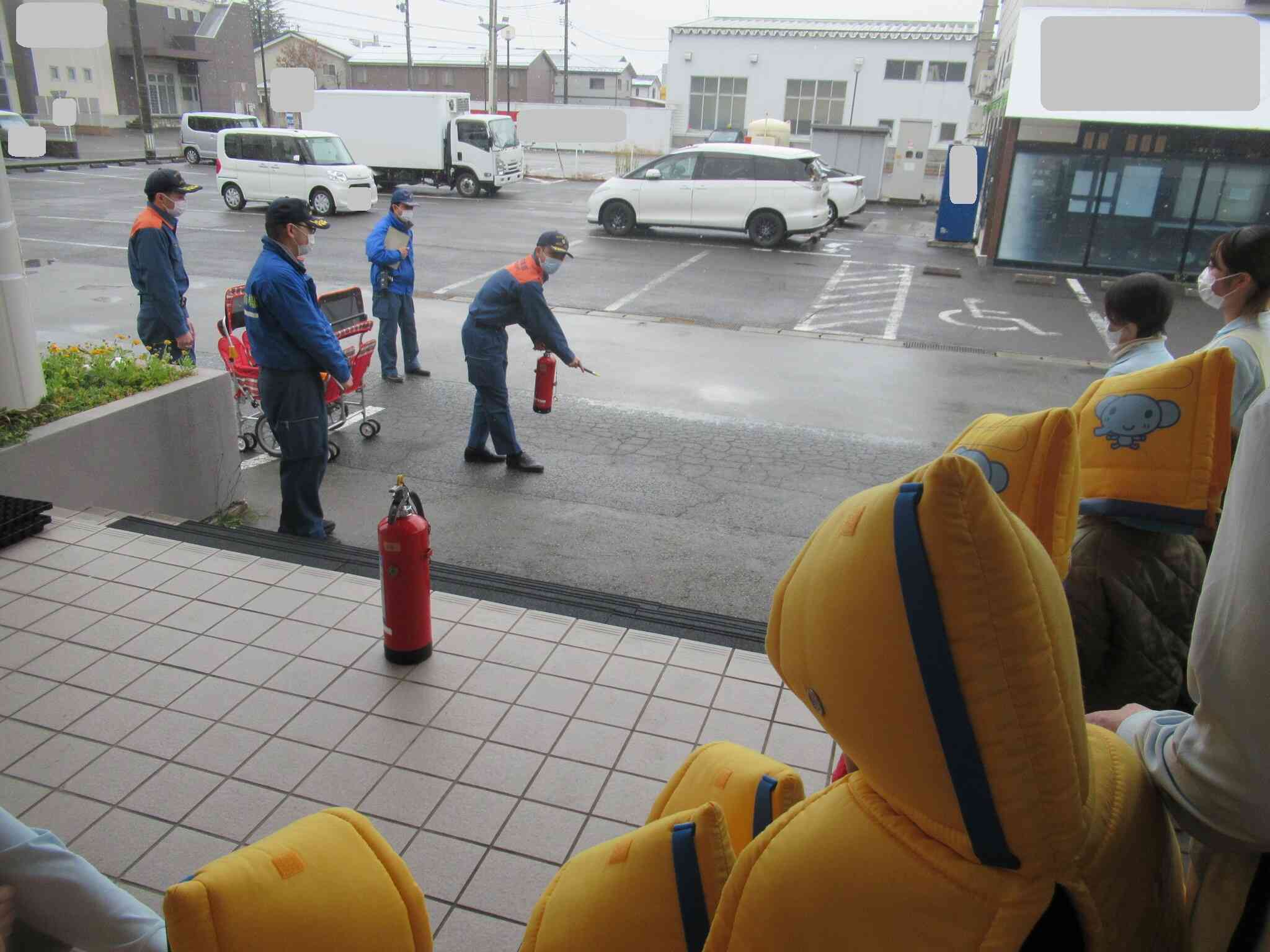 実際に「消火器はこうやって使うんだよ」と見せてくれました。