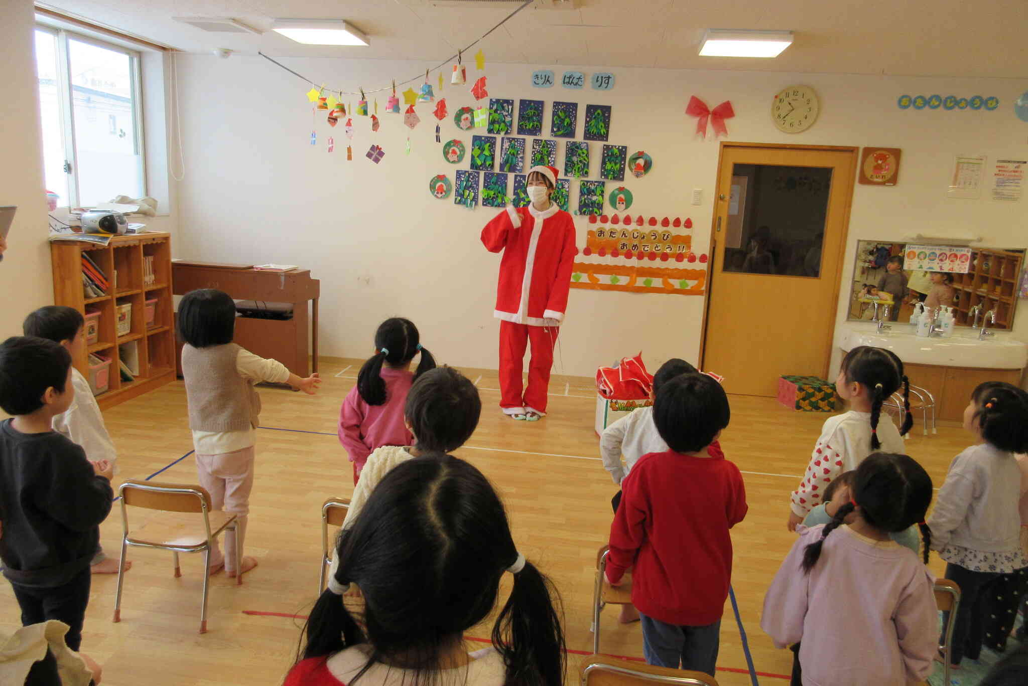 サンタさんが登場すると大喜びの子ども達です