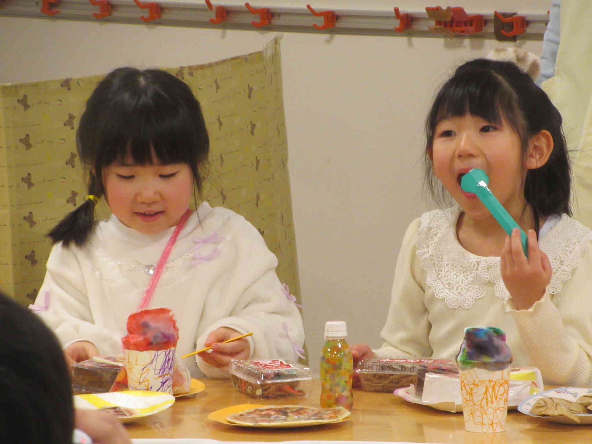 お菓子の家の中に案内された二人。美味しそうにごちそうを食べていますね