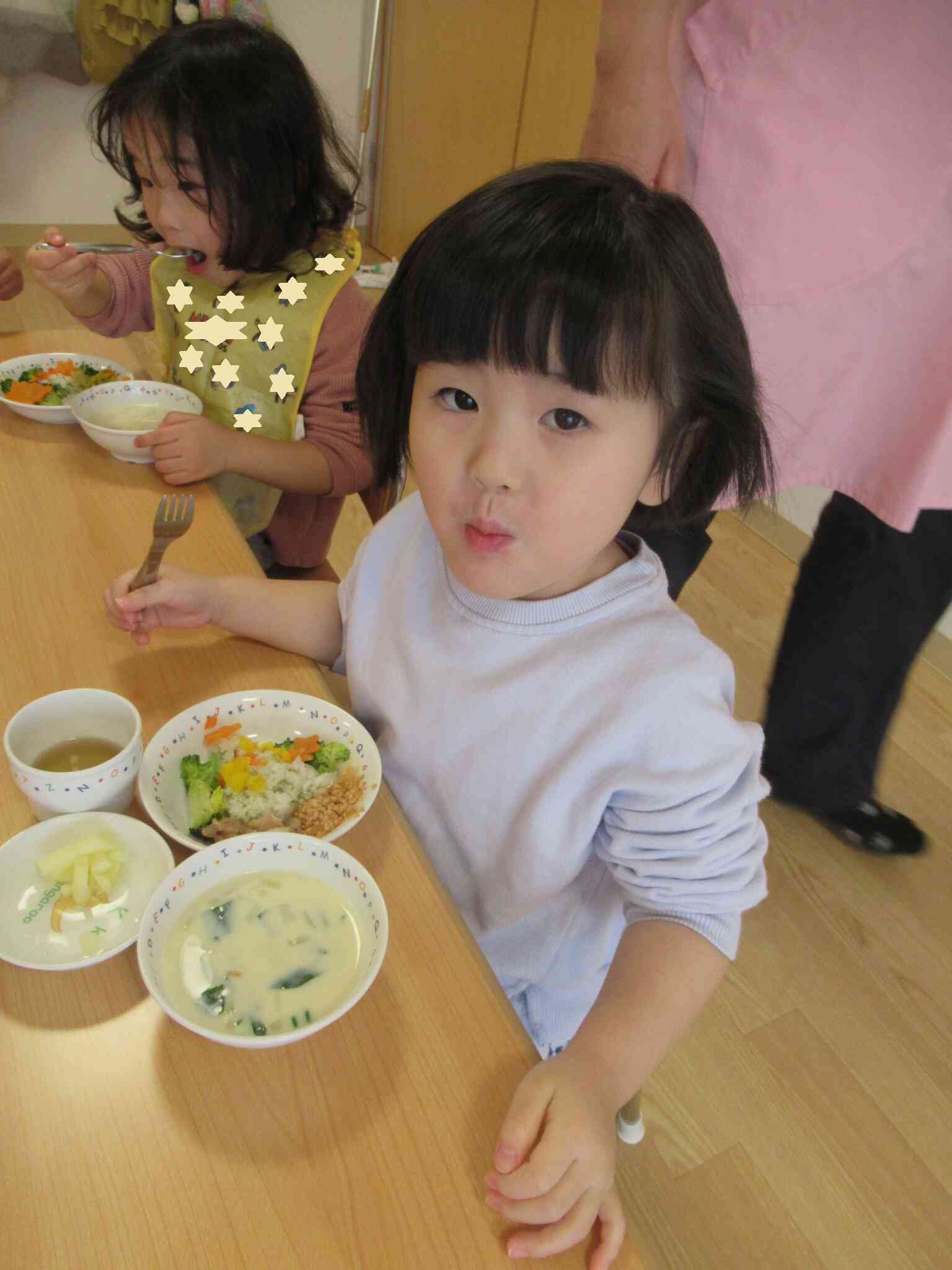 「おいしー！」ともりもり食べる子ども達。