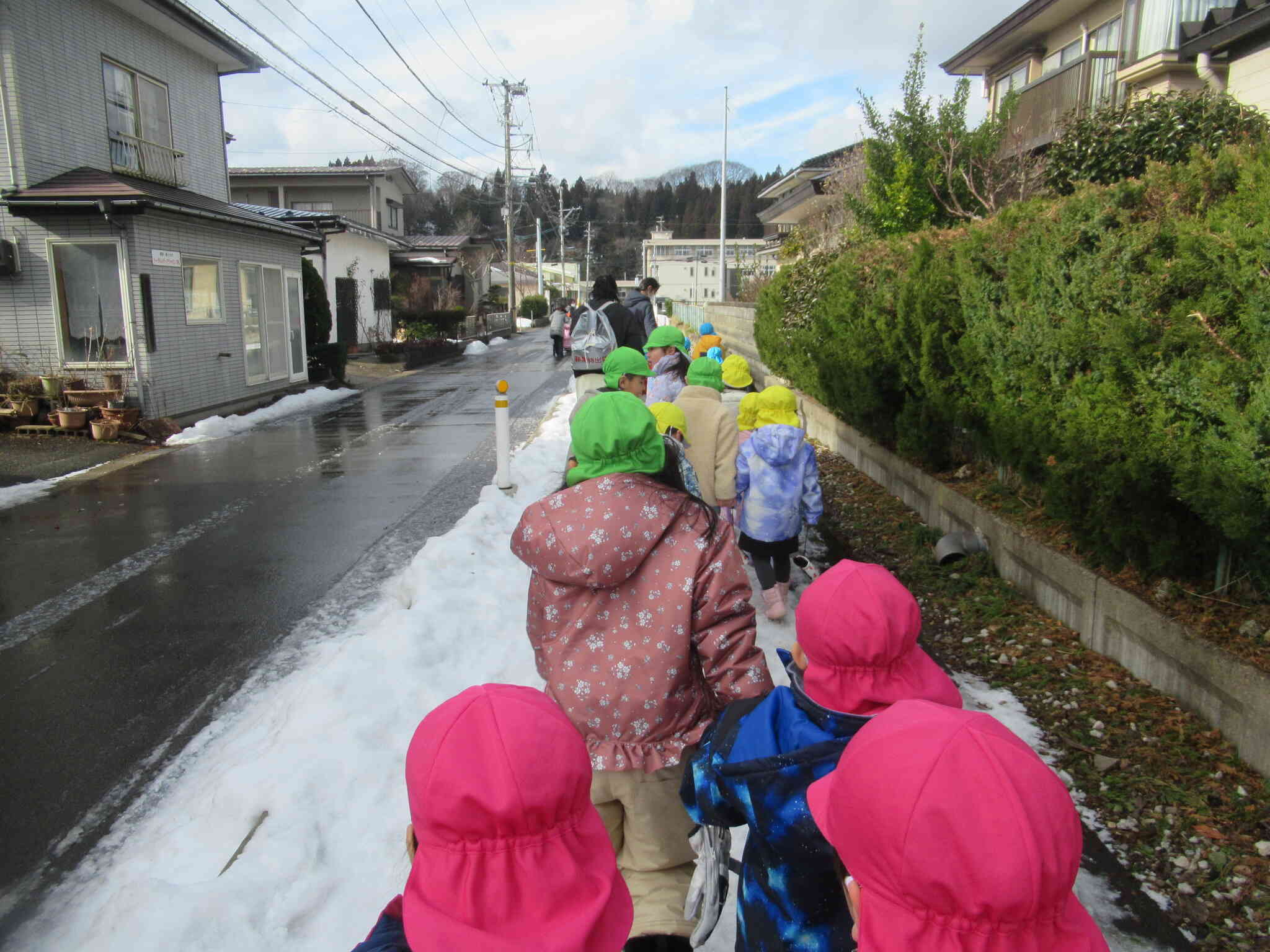 雪道を歩く練習で近くの小学校までみんなで向かいました。