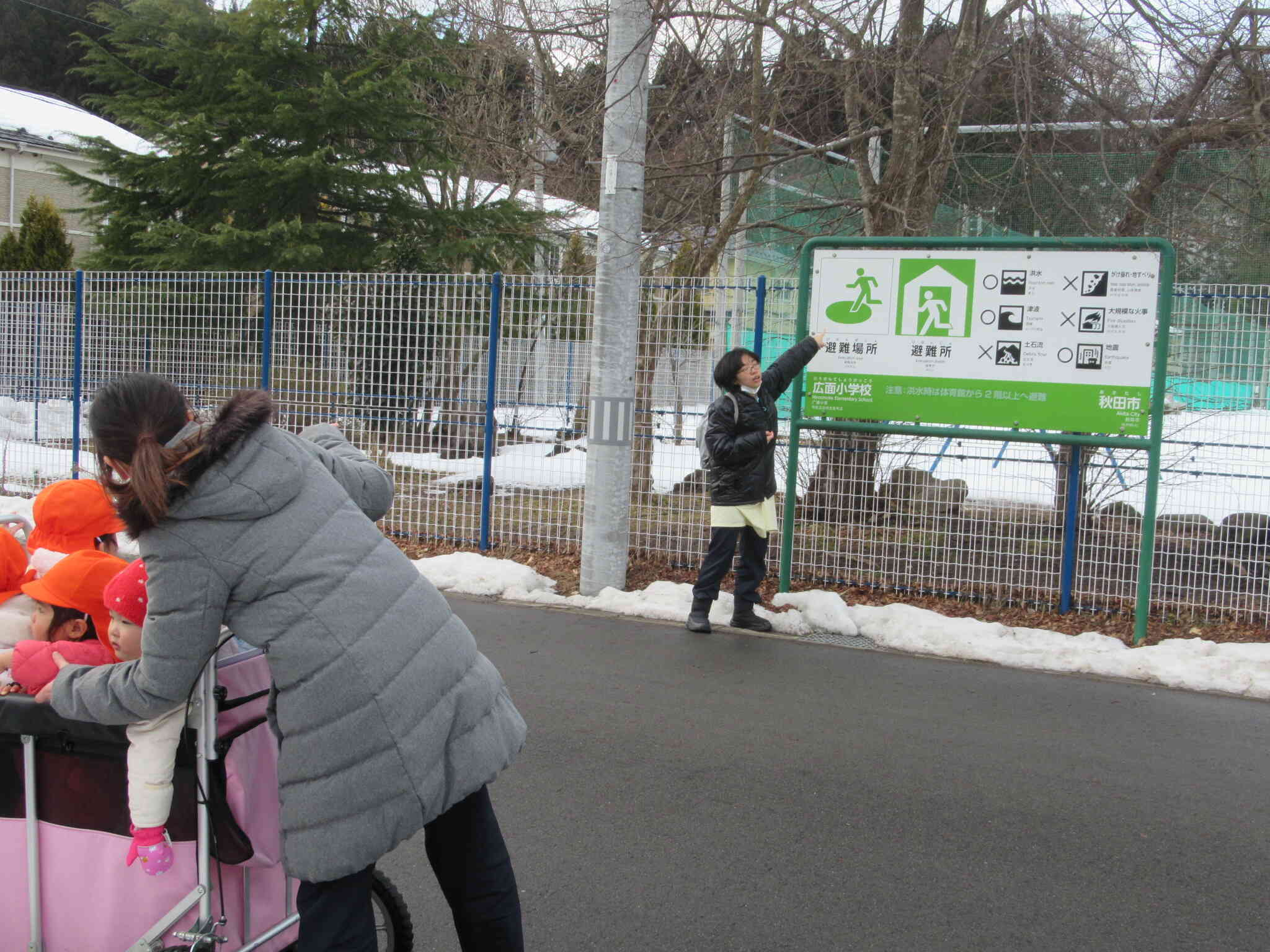 小学校には避難場所を示す看板が。どのようなマークなのか、どういう時に避難するのかを確認しました。