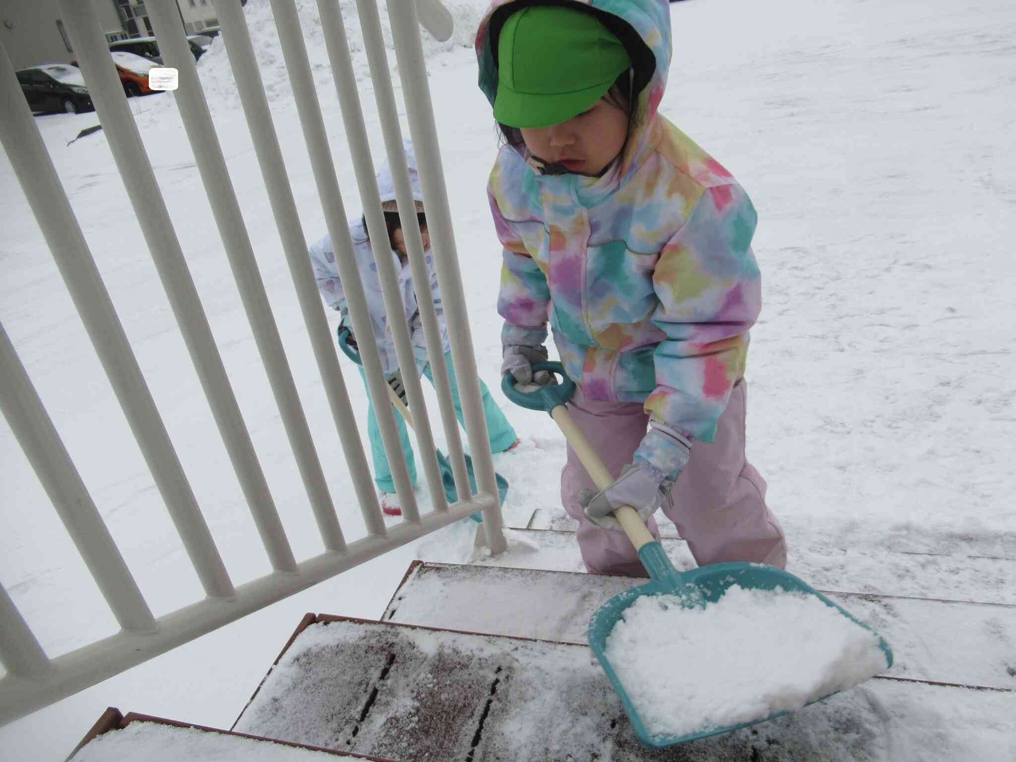 テラスに続く階段の雪かきしていきます。「お友達が滑らないようにきれいに雪かきしなくちゃ」とお話していましたよ