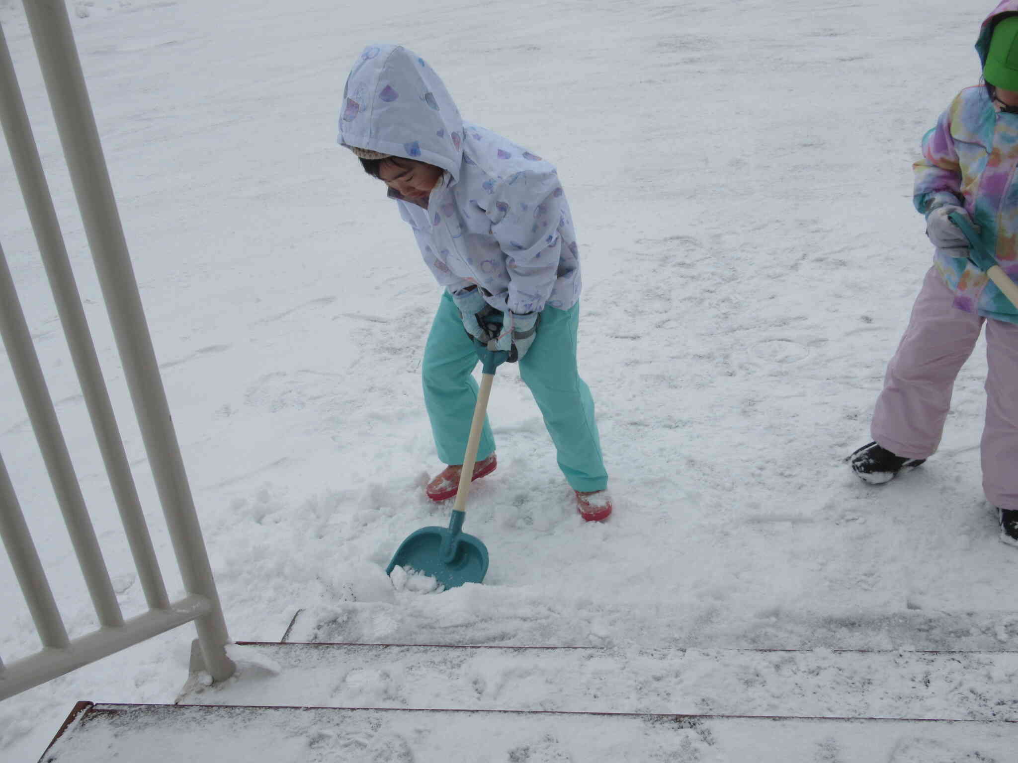 さすが、5歳児のお友達。ちょっと固い雪も「よいしょ！」とスコップで寄せてくれていました