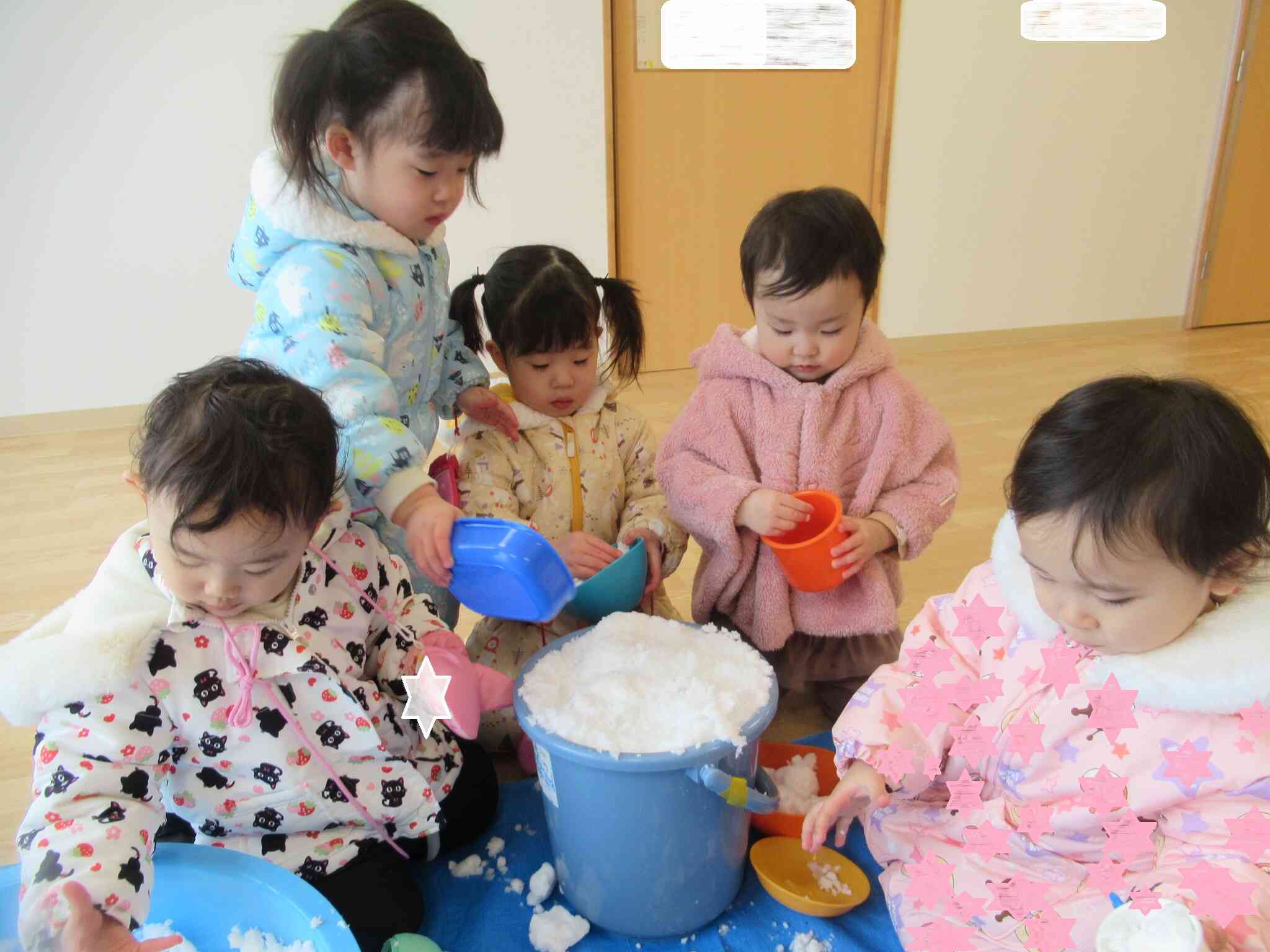 雪に触れてみよう(1.2歳児)