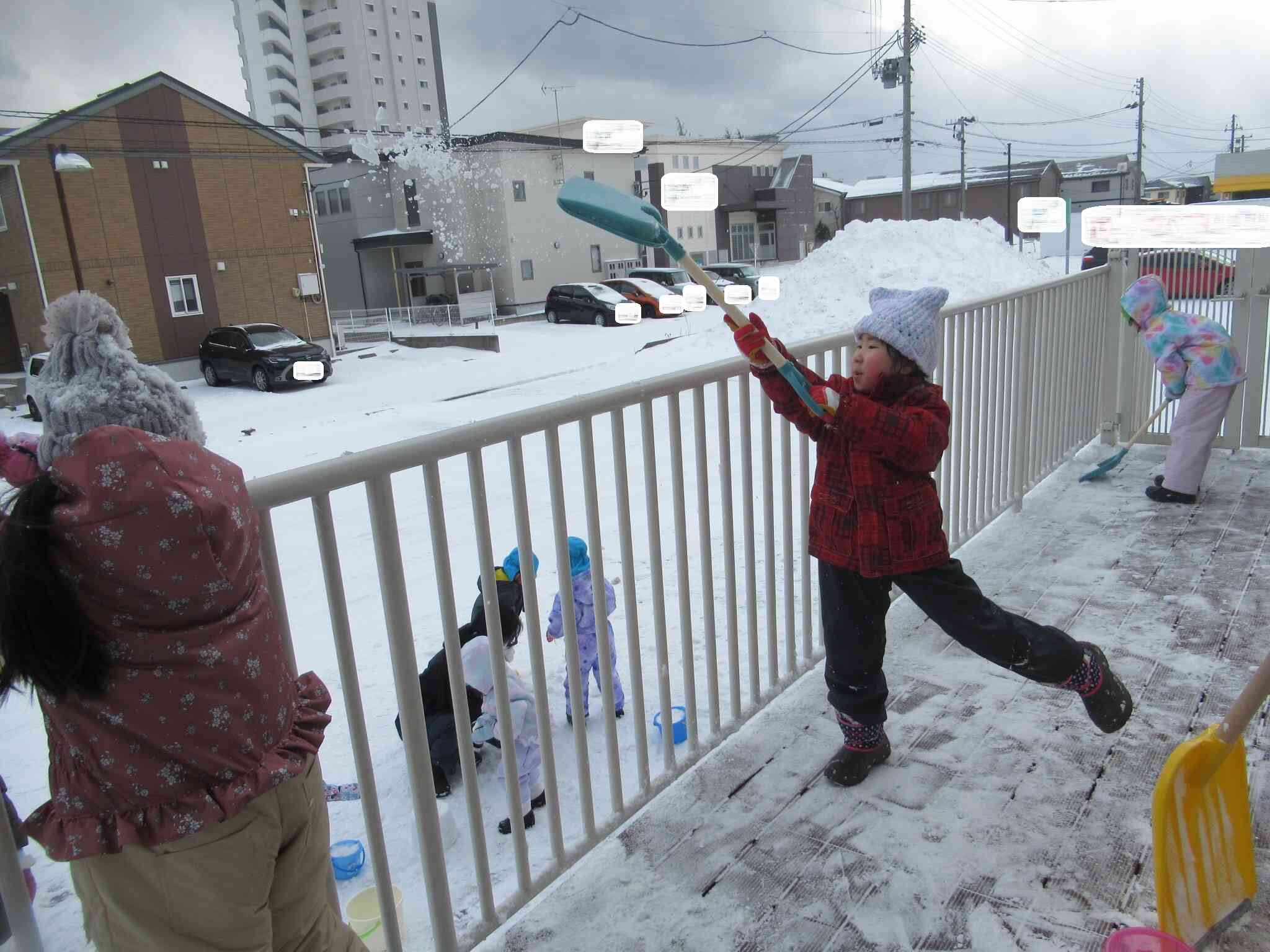 スコップにのせた雪を勢いよく下に飛ばしていたお友達。「おりゃー」と掛け声にも気合が入っていました