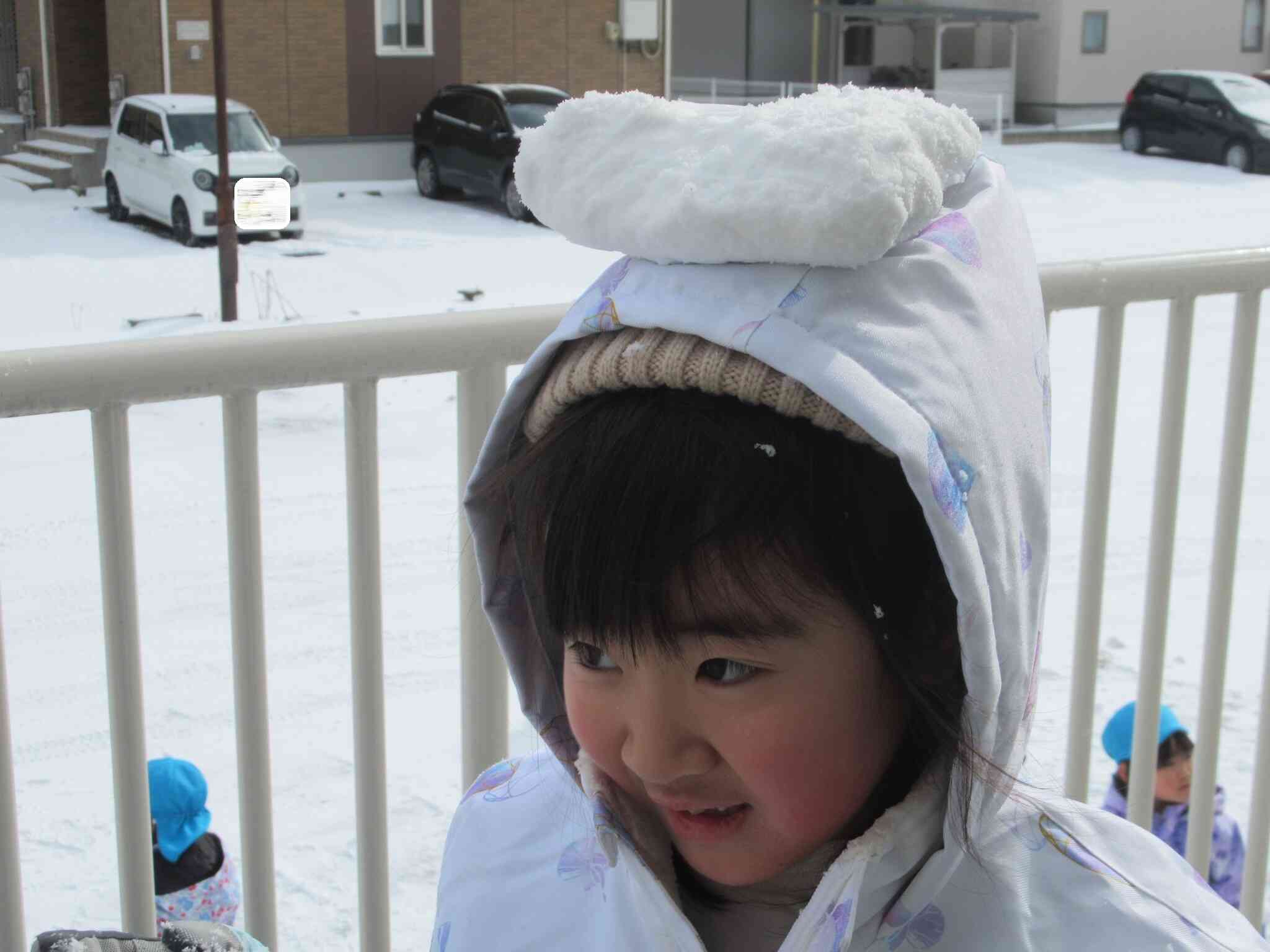 雪の塊を発見したお友達。「乗せてみたよ」とニコニコしながら教えてくれました