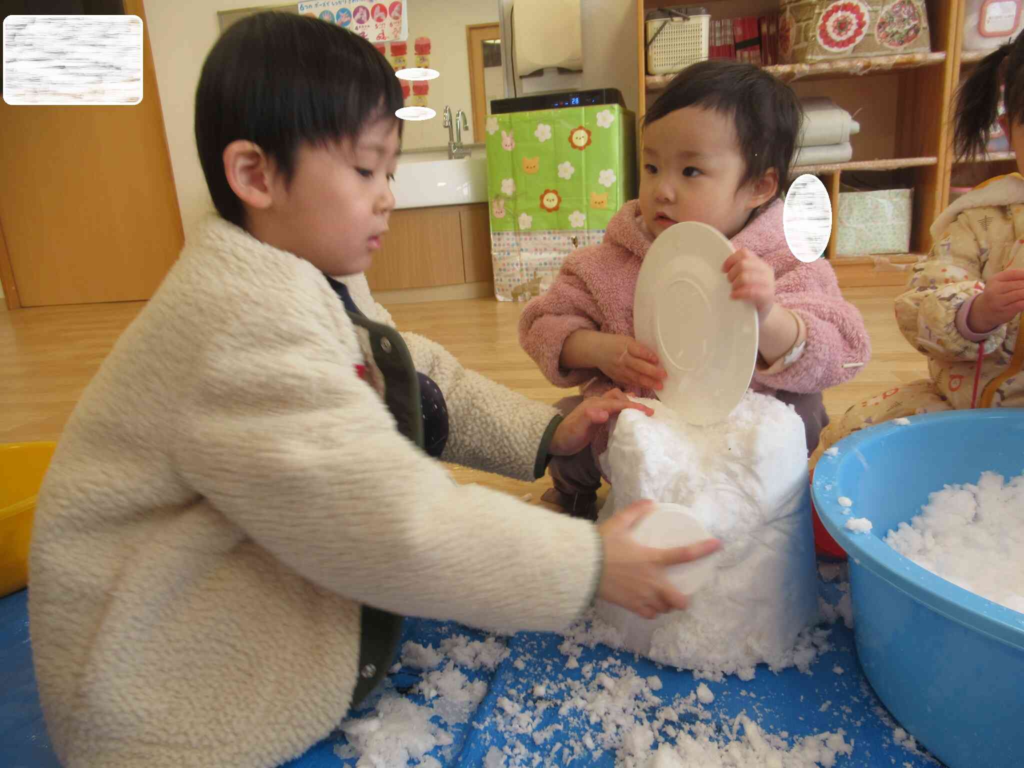 「切る～！」と言いながら、大きな雪の塊を削ろうと頑張っていました。