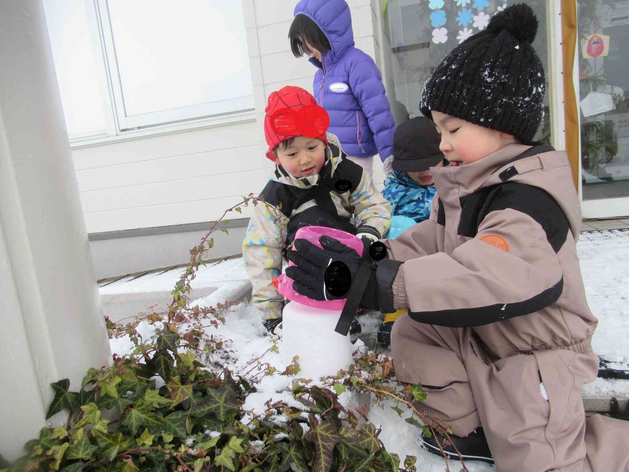 「そーっと外すんだよね」と緊張からか小声でお話しながら、ゆっくりバケツから雪を外していました