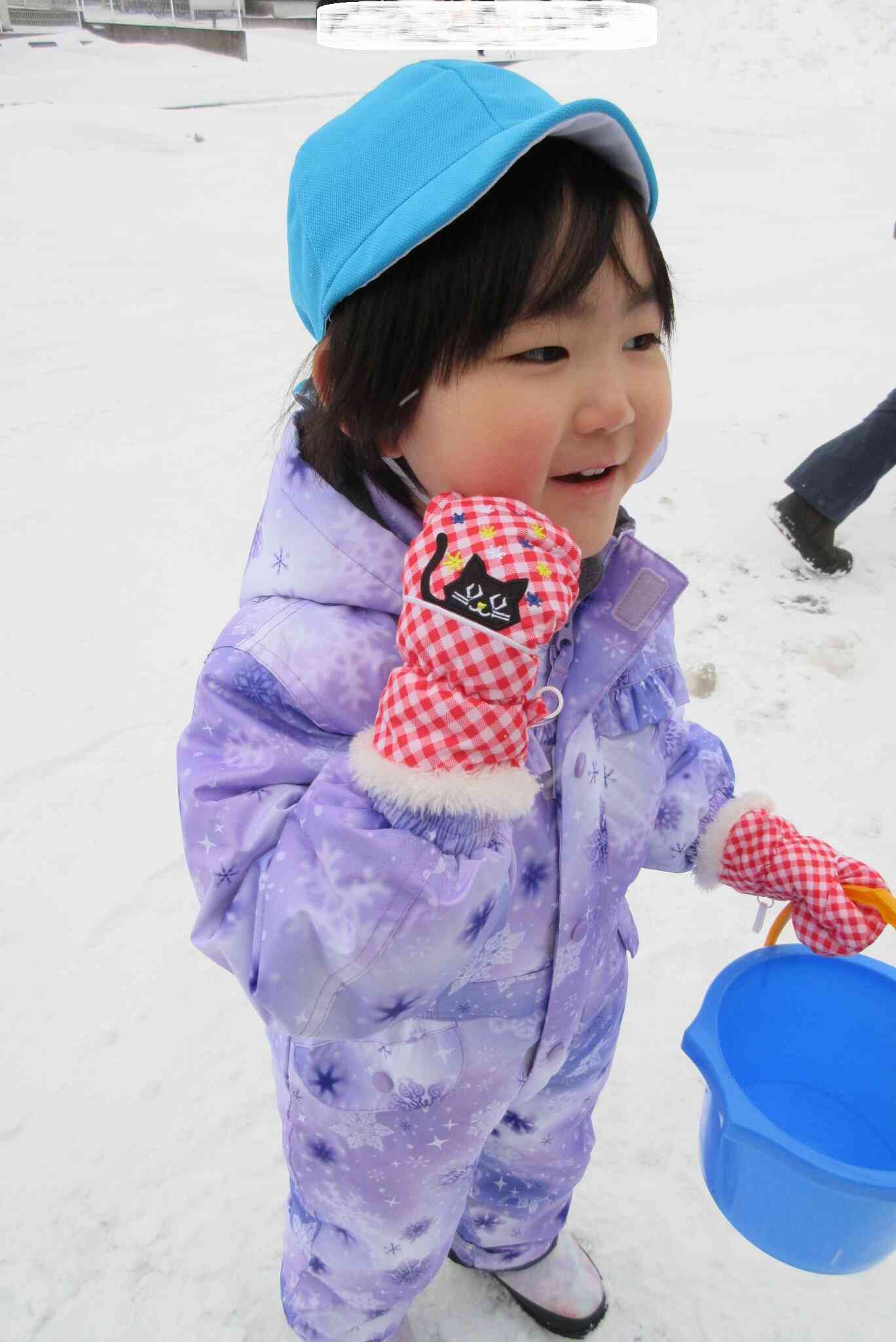 おもいっきり雪遊び(2歳児)