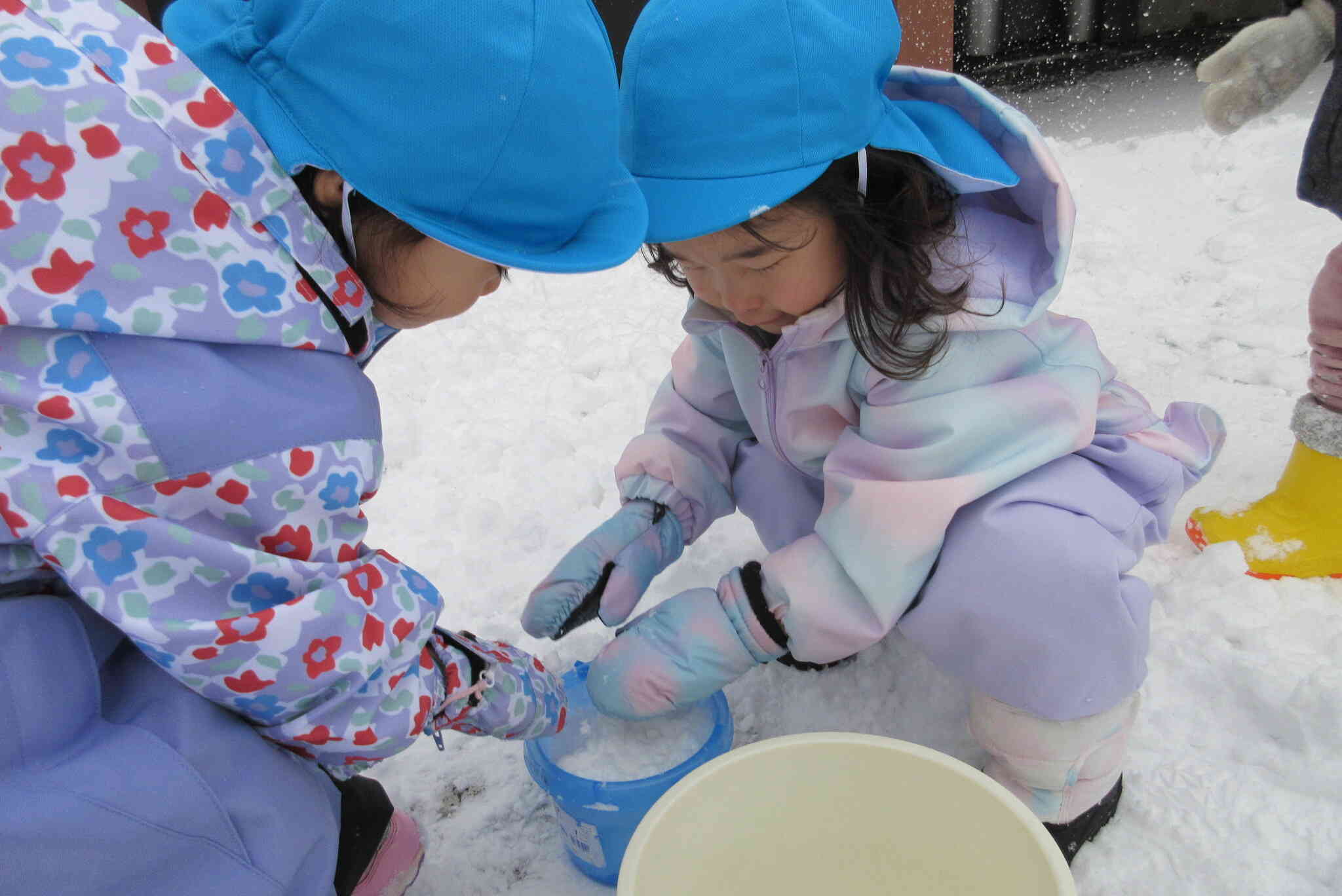 ミニかまくらを作っているお友達。ギュっギュっとしっかり雪を固めています