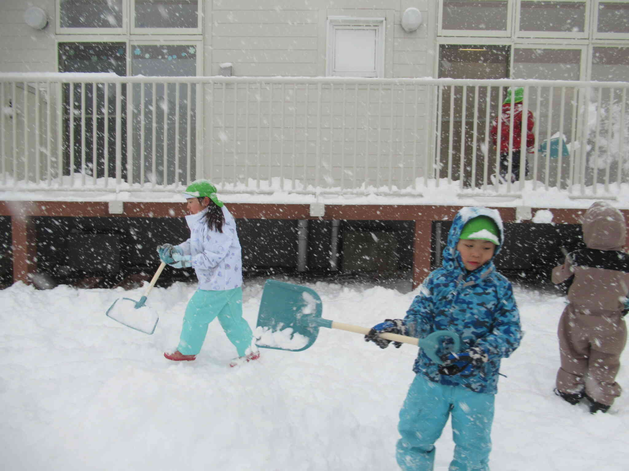 こちらはみんなで雪を集めている様子。寒さに負けず、スコップで雪をすくっては運んでと繰り返していました