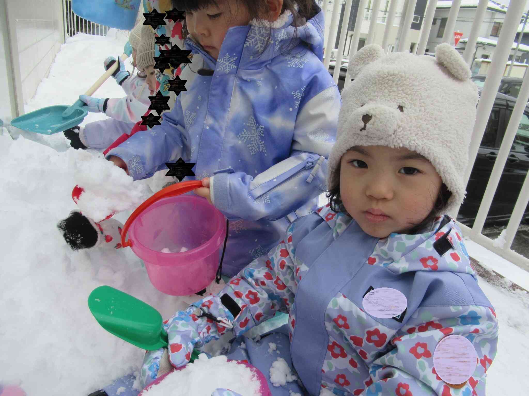 バケツとミニスコップを使って雪かきをするぞ～