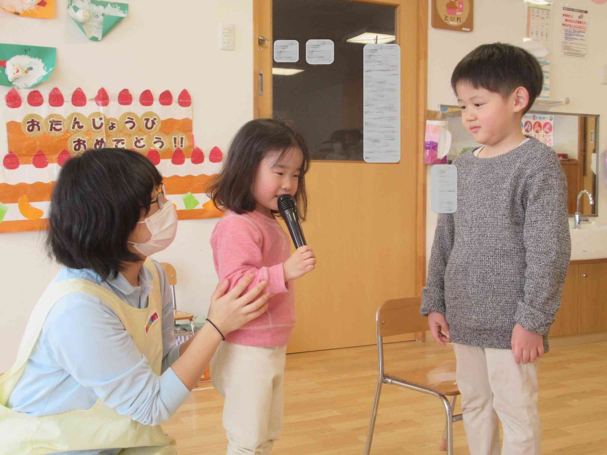 少し悩みながら「好きなお菓子は何ですか？」と質問。「ポッキーです」と答えてくれました。