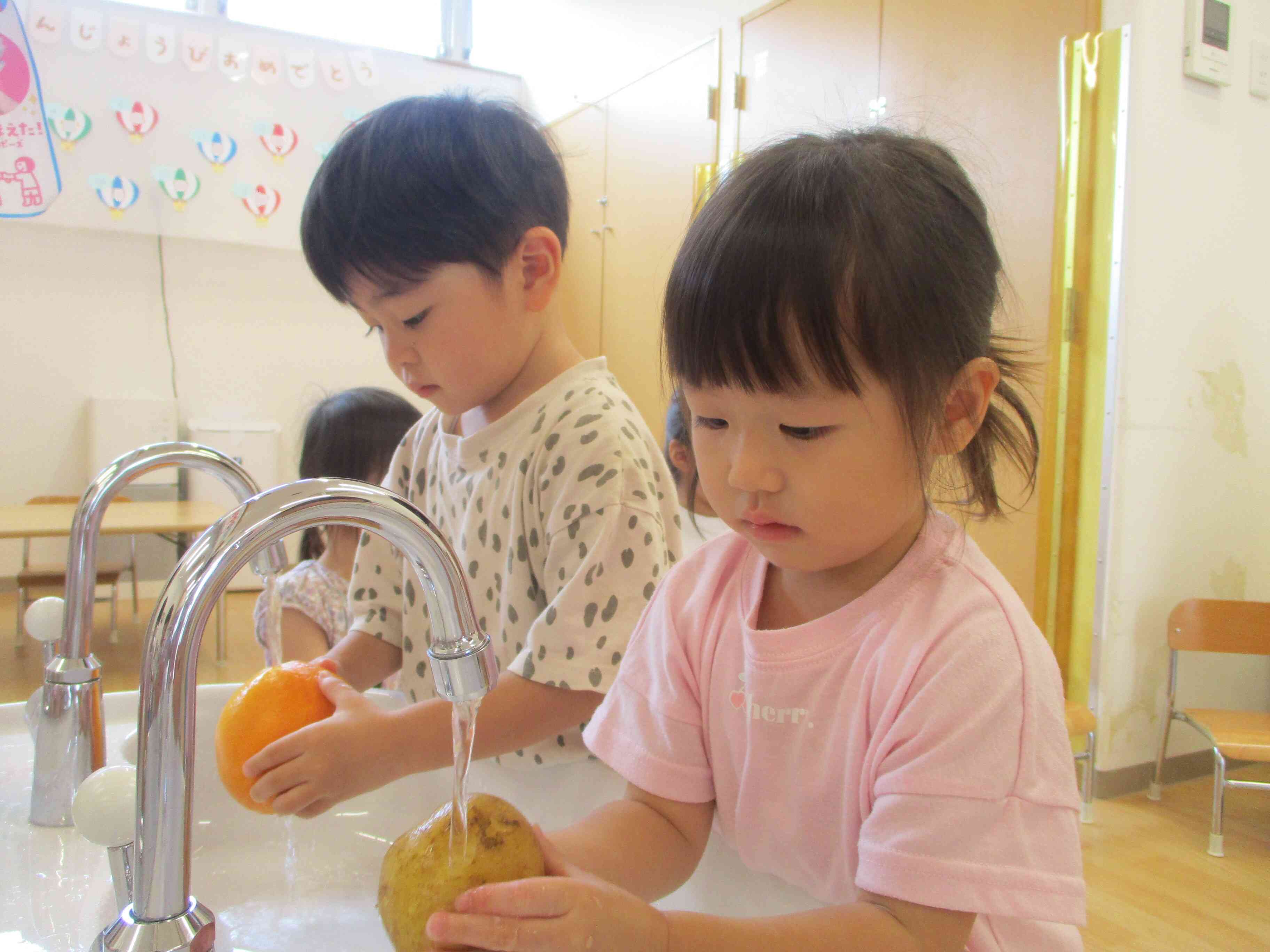 食育活動：おもいっきり野菜洗い