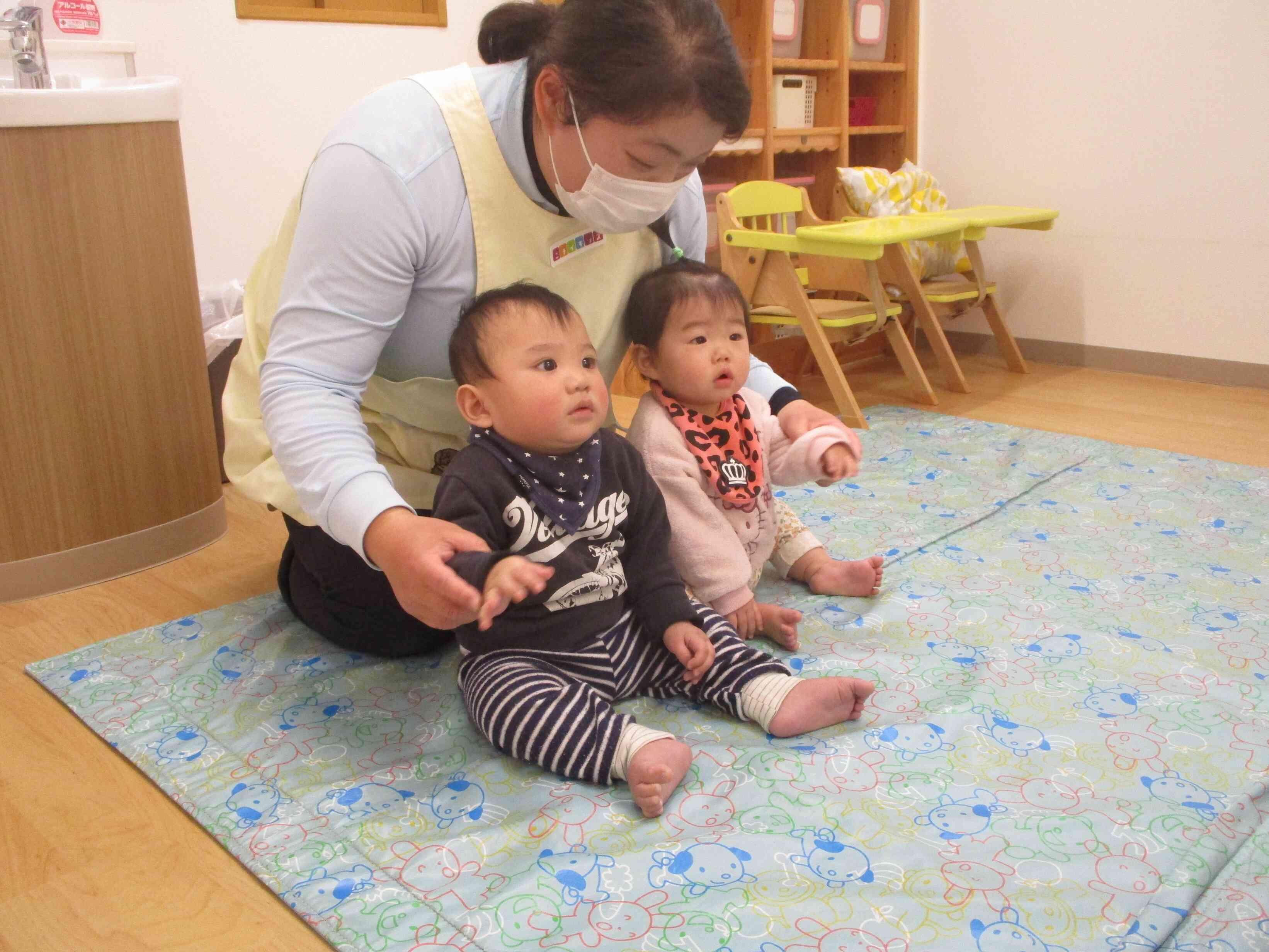 ０歳児ひよこ組：ちょっぴり人見知り中･･･