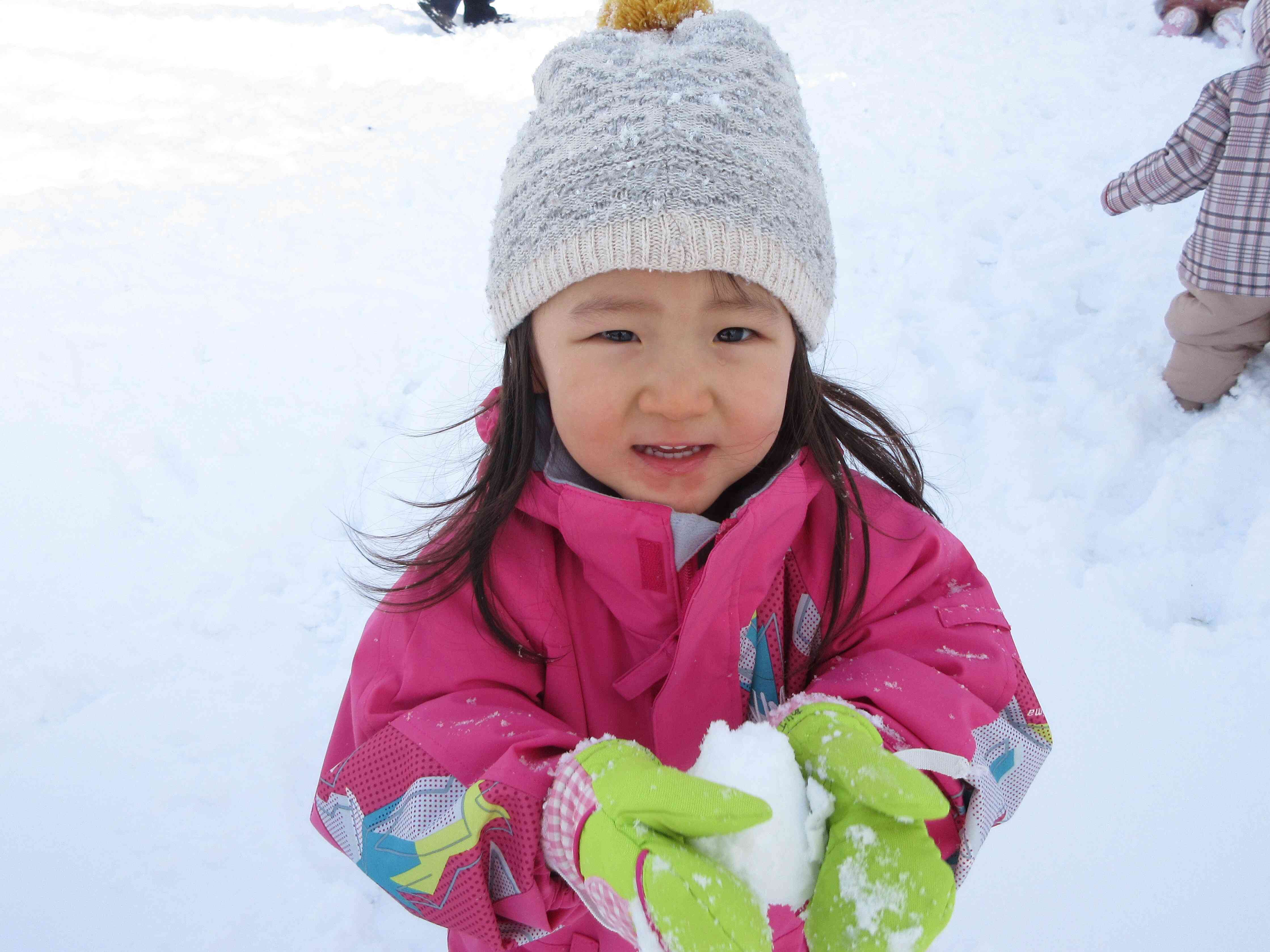 雪玉見つけたよ