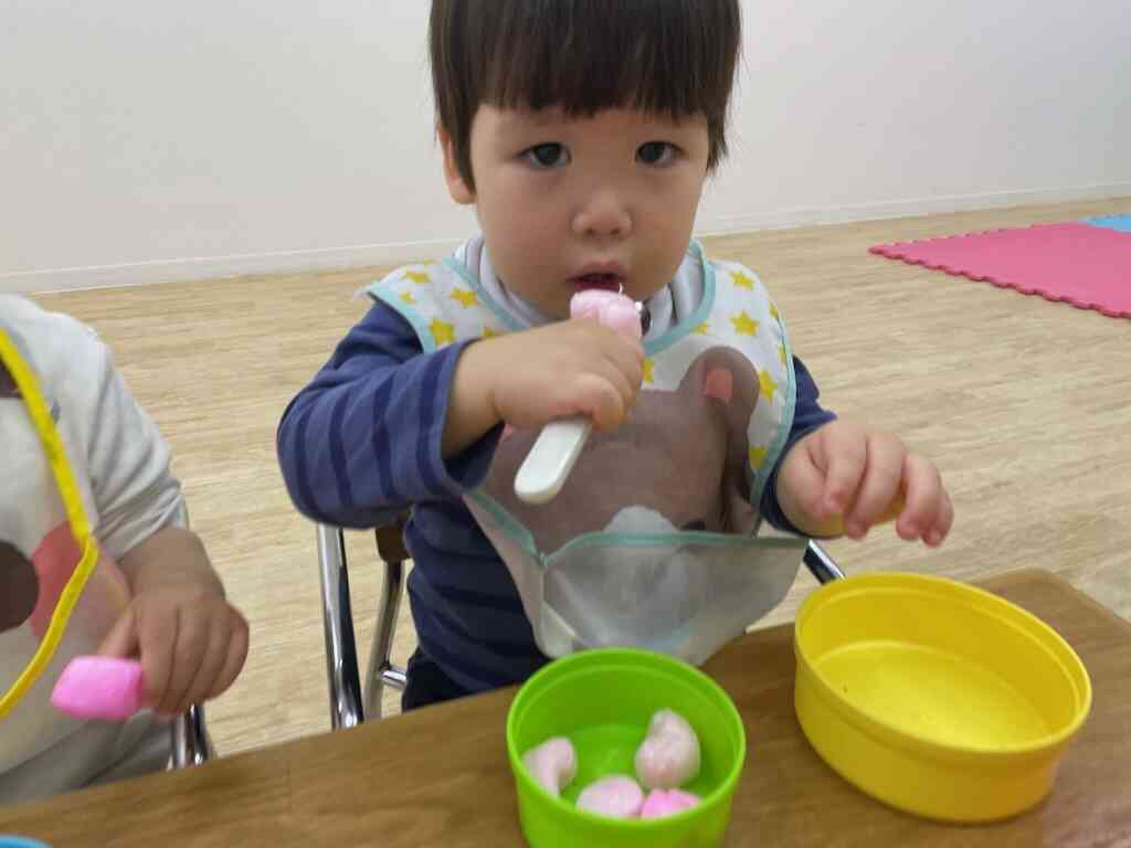 食育（0歳児ひよこ組）スプーンにチャレンジ