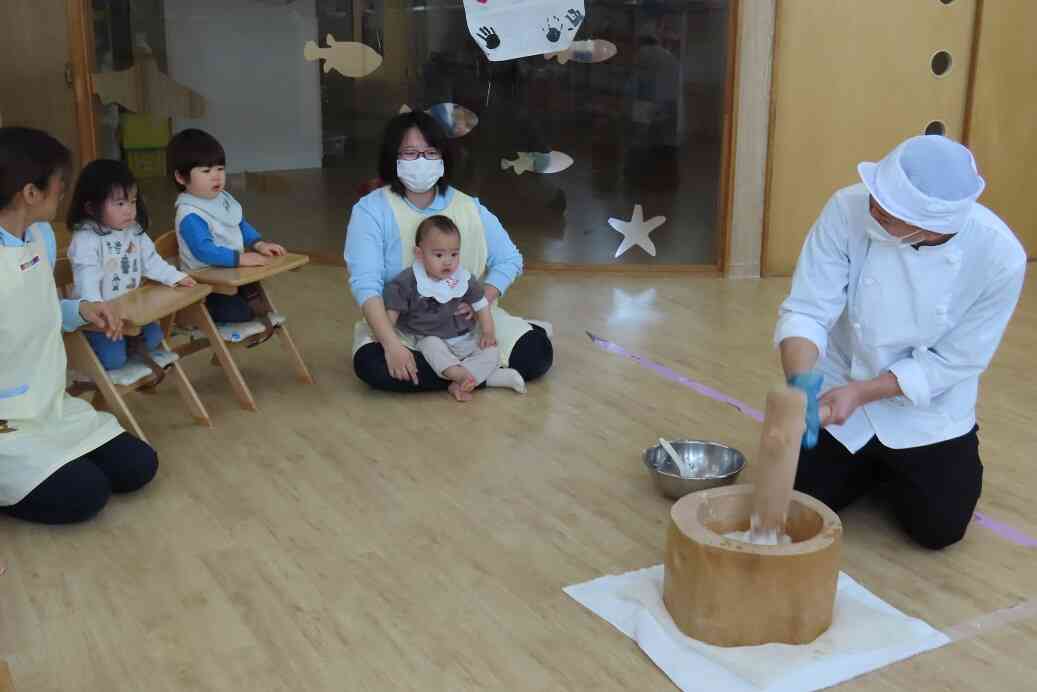 美味しそうなお餅にうっとり(ひよこ組・0歳児)