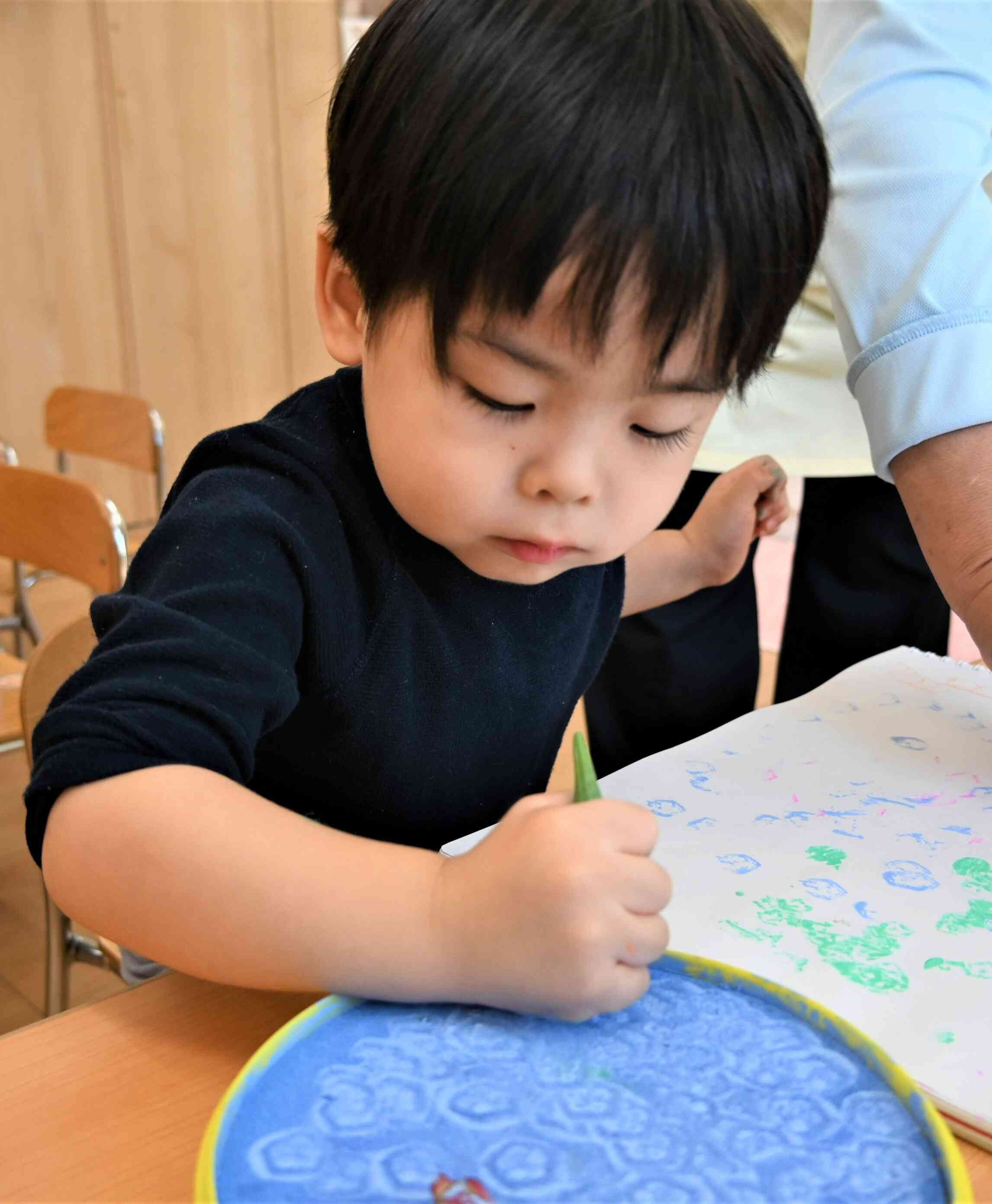 スタンプ台にもオクラの形が！