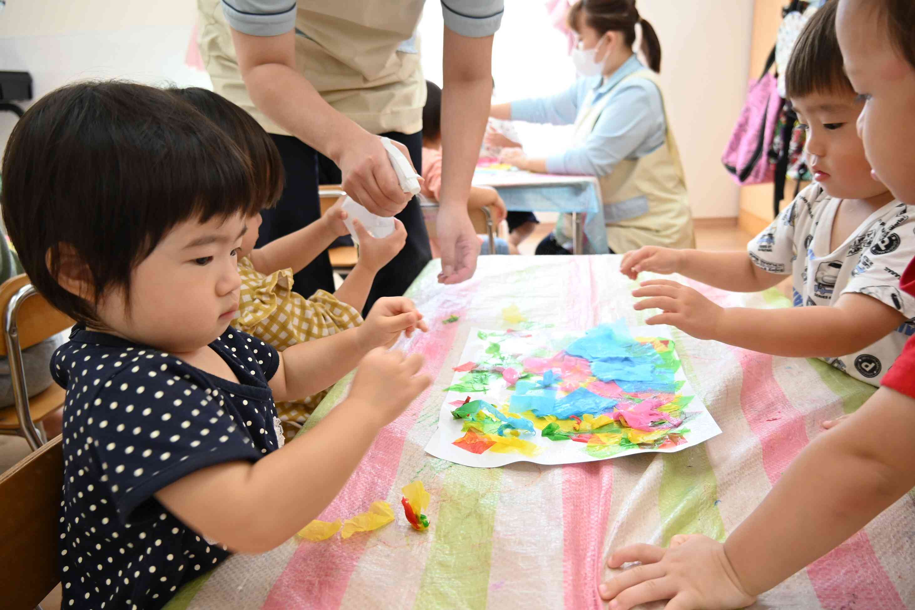 先生が霧吹きでシュシュ**