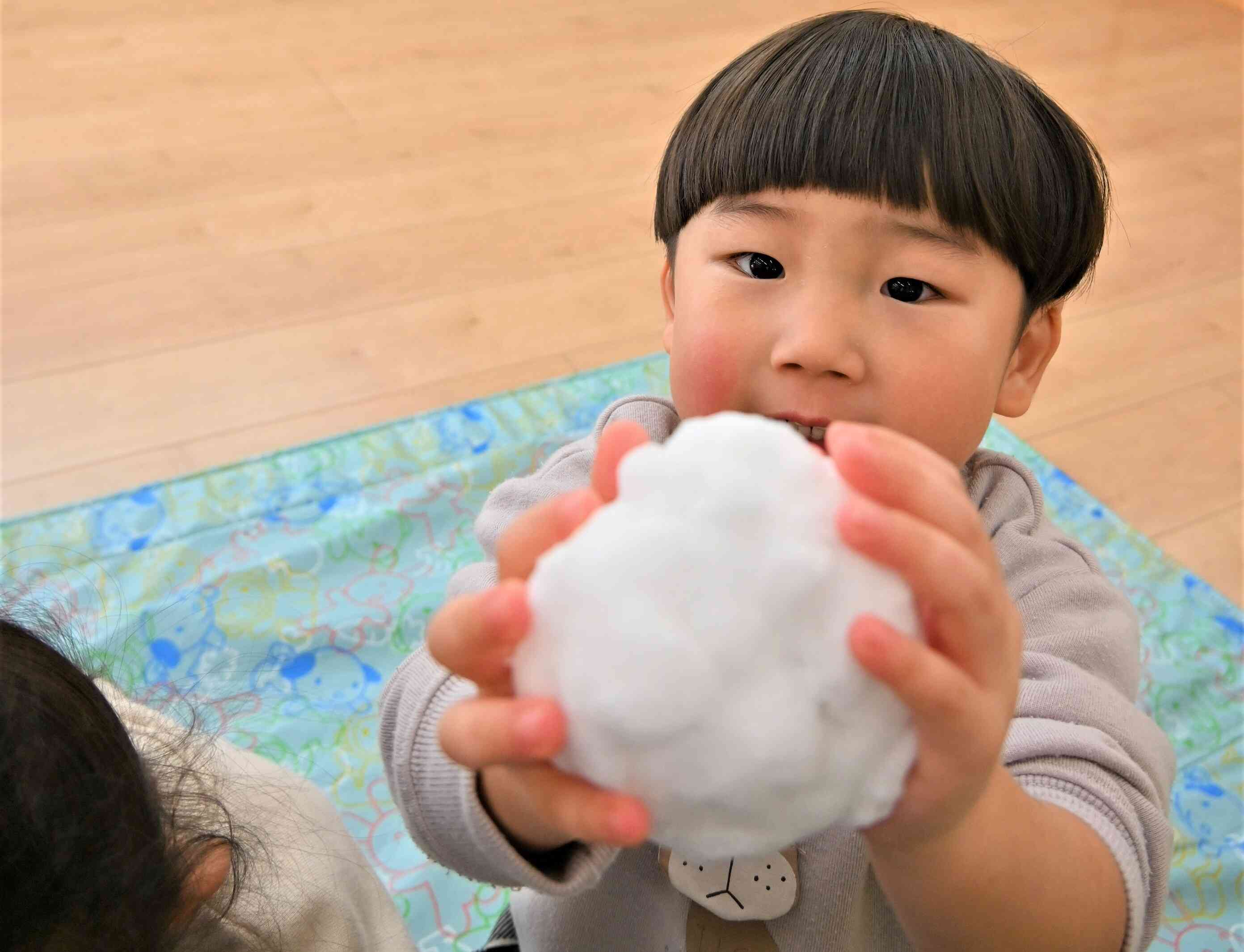 みて！大きい雪玉でしょう？