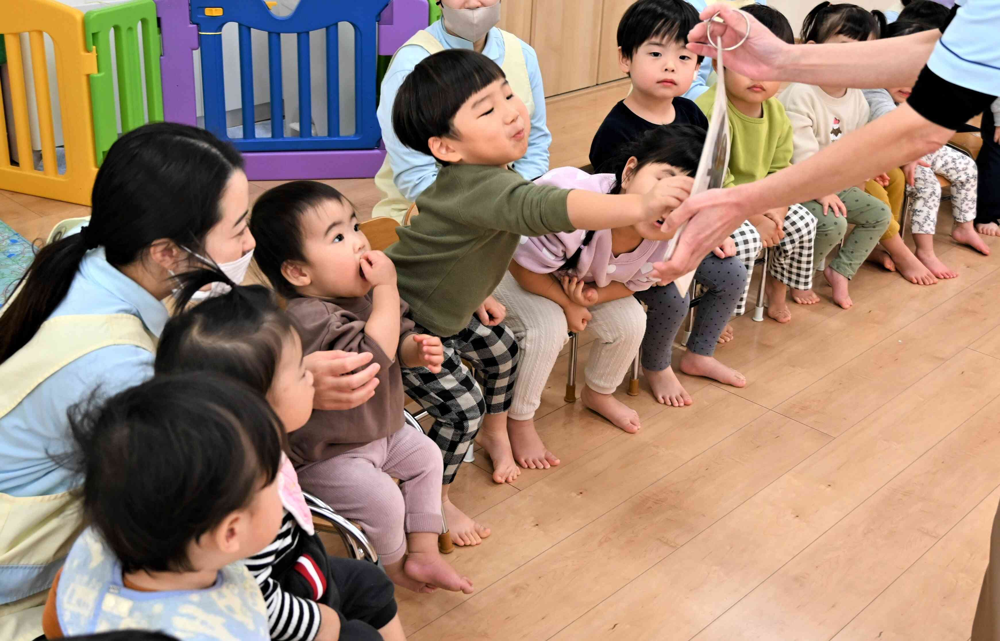 ”いちご”はお口にぱくっ♪食べる真似をする子どもたち♡