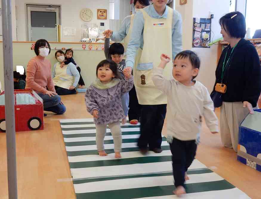 最後は、順番にみんなで横断歩道を渡りました。手をしっかりあげて正しく渡れましたよ！