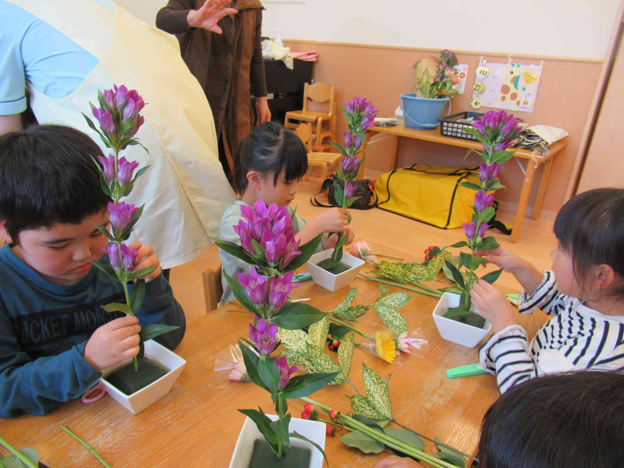 いちばん最初に花器の真ん中に生けたのは「りんどう」です。