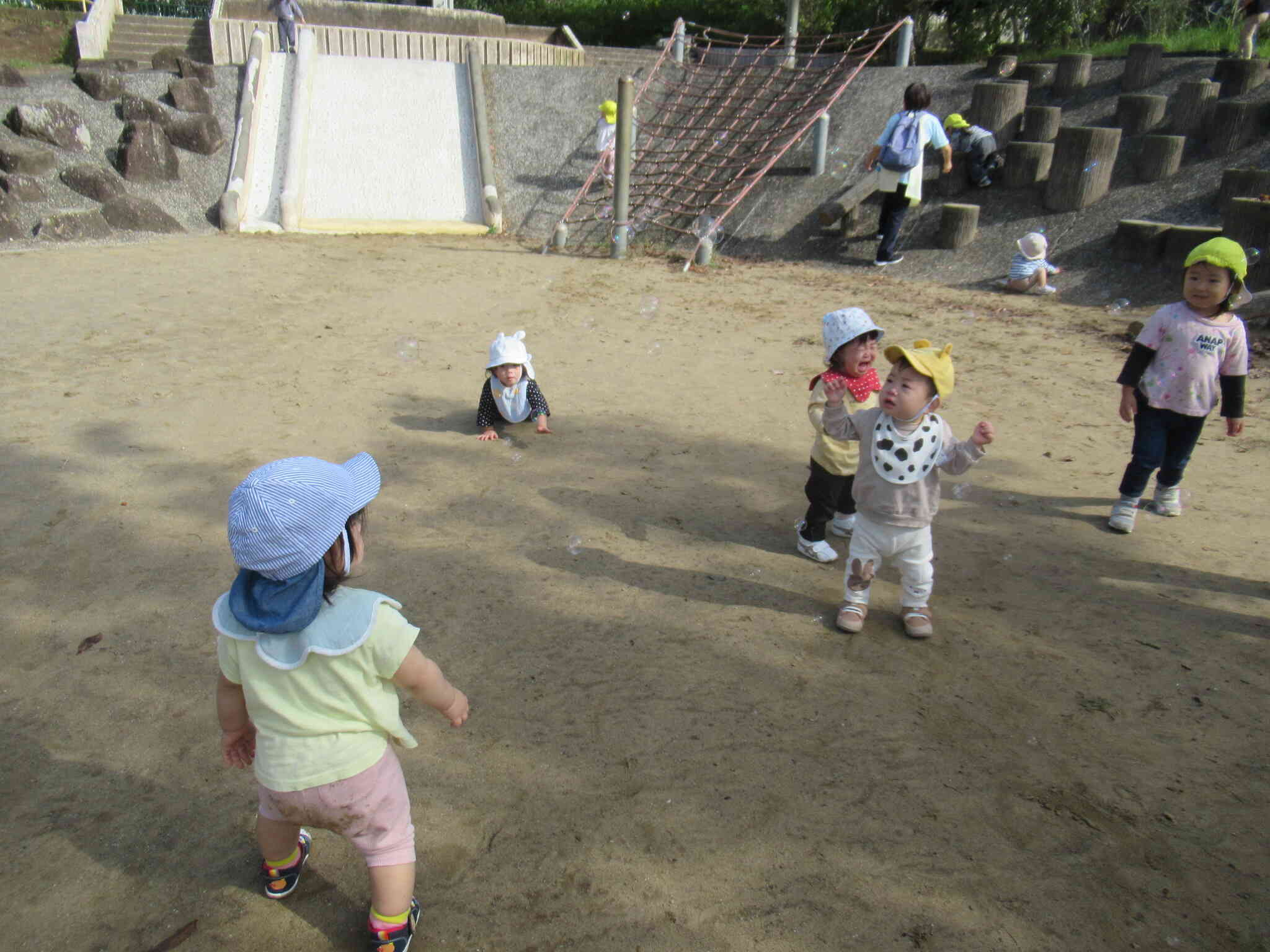 広々とした公園で元気いっぱい遊びます！